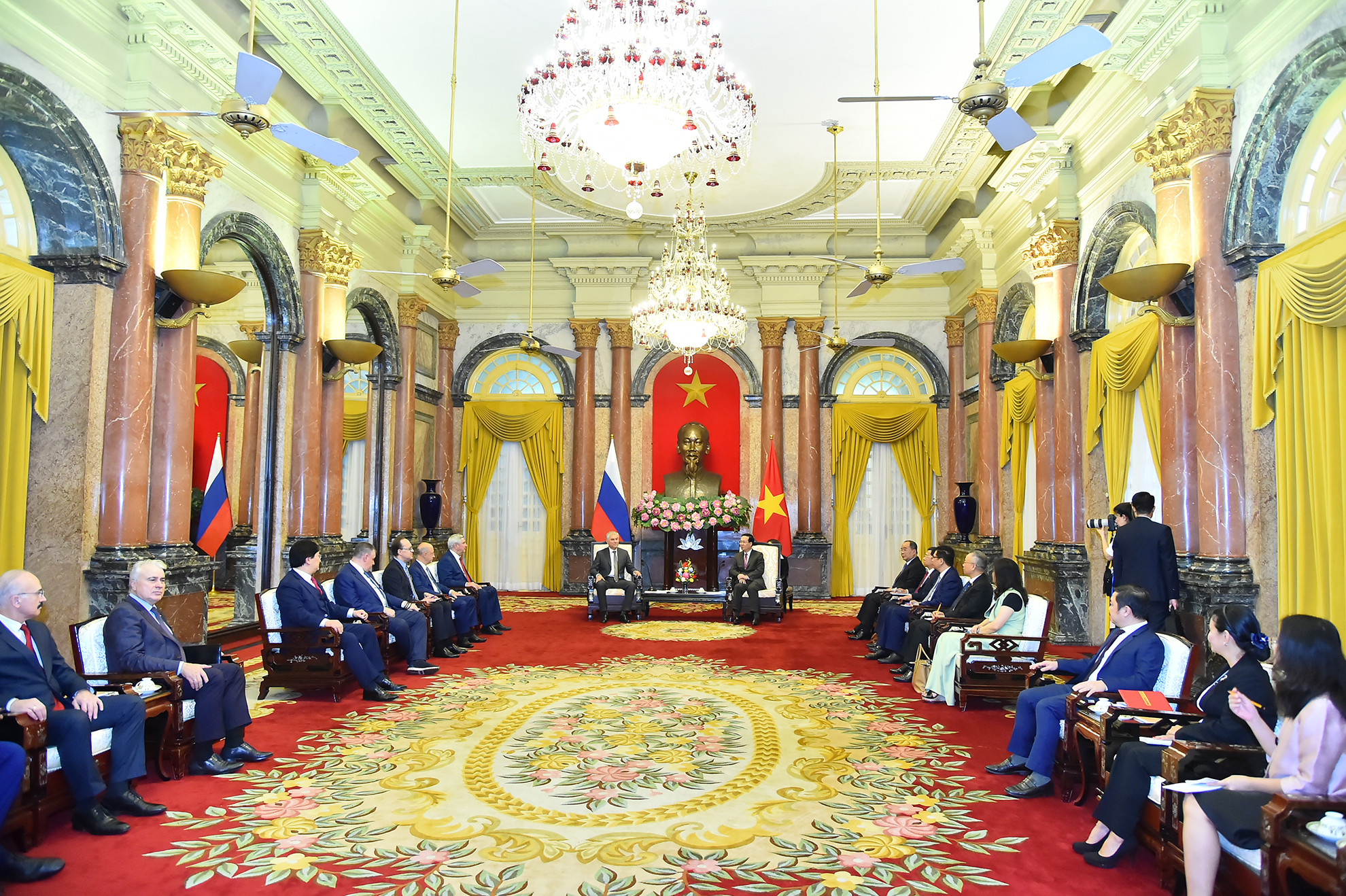Quang cảnh buổi tiếp của Chủ tịch nước Võ Văn Thưởng với Chủ tịch Duma Quốc gia Quốc hội Liên bang Nga Vyacheslav Viktorovich Volodin tại Phủ Chủ tịch.