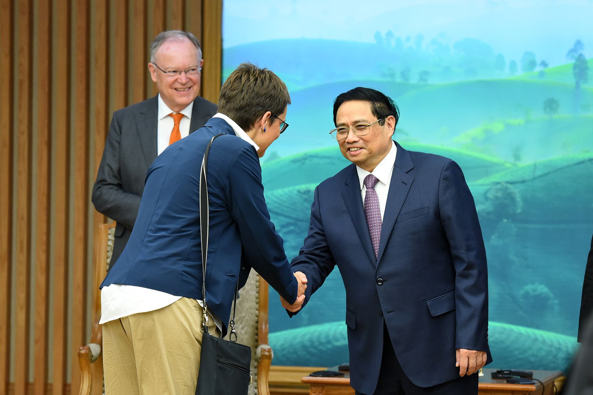 Thủ tướng Phạm Minh Chính đón các thành viên đi cùng đoàn với ngài Stephan Weil, Thủ hiến bang Hạ Saxony.