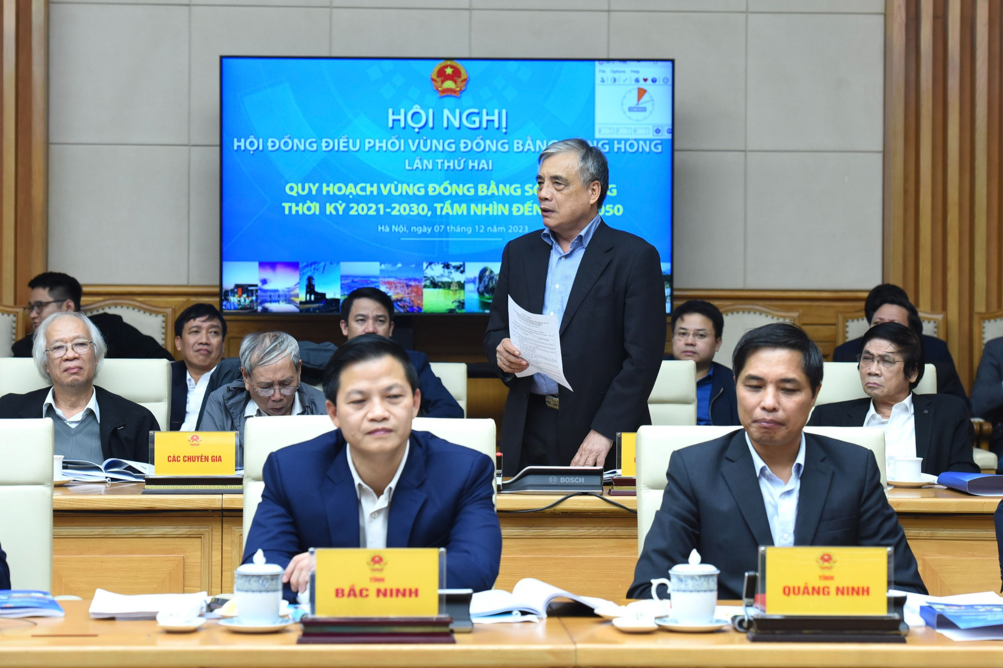 PGS, TS Trần Đình Thiên phát biểu.