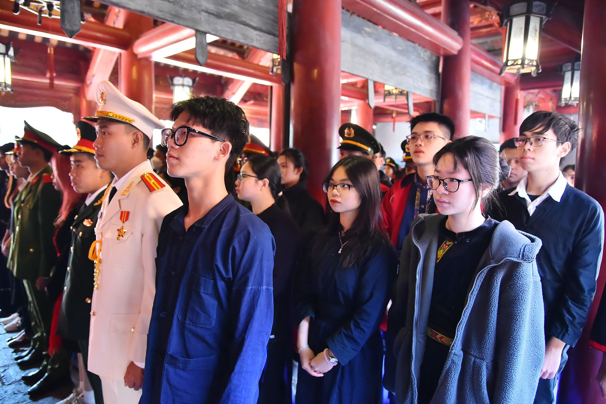 Các bạn học sinh, sinh viên, thanh niên dân tộc thiểu số xuất sắc, tiêu biểu tưởng nhớ các vị tiền nhân tại Khu di tích quốc gia đặc biệt Văn Miếu-Quốc Tử Giám. Các bạn học sinh, sinh viên, thanh niên dân tộc thiểu số xuất sắc, tiêu biểu tưởng nhớ các vị tiền nhân tại Khu di tích quốc gia đặc biệt Văn Miếu-Quốc Tử Giám.