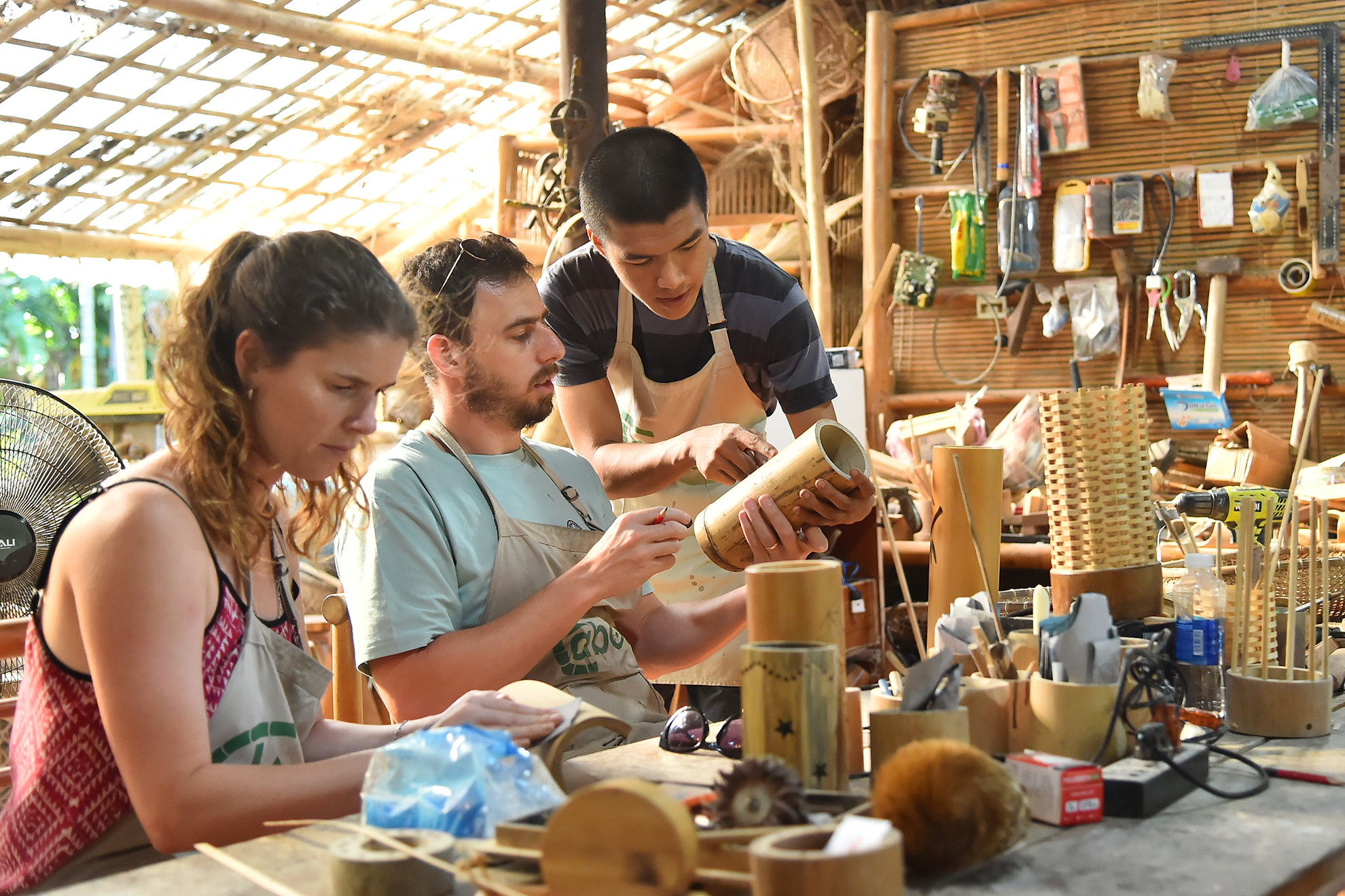 Anh Võ Tấn Tân và đội ngũ của mình đã xây dựng được cơ ngơi vững chãi ven lũy tre làng, góp phần "tái sinh" một làng nghề tre truyền thống tưởng chừng đã mai một và để nhiều bạn bè quốc tế biết đến cây tre, loài cây được ví như linh hồn của làng quê Việt Nam. Anh Võ Tấn Tân và đội ngũ của mình đã xây dựng được cơ ngơi vững chãi ven lũy tre làng, góp phần "tái sinh" một làng nghề tre truyền thống tưởng chừng đã mai một và để nhiều bạn bè quốc tế biết đến cây tre, loài cây được ví như linh hồn của làng quê Việt Nam.