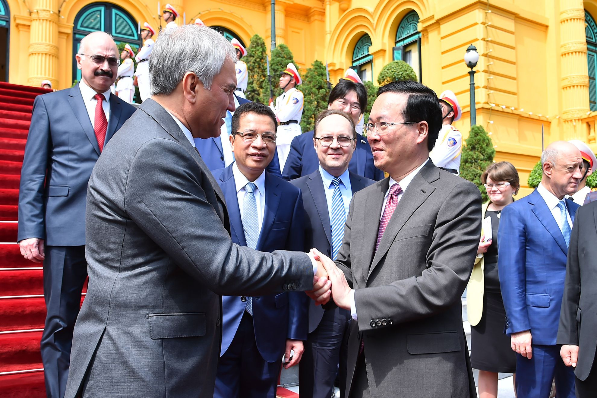 Chủ tịch nước Võ Văn Thưởng chào từ biệt Chủ tịch Duma Quốc gia Quốc hội Liên bang Nga Vyacheslav Viktorovich sau buổi tiếp.