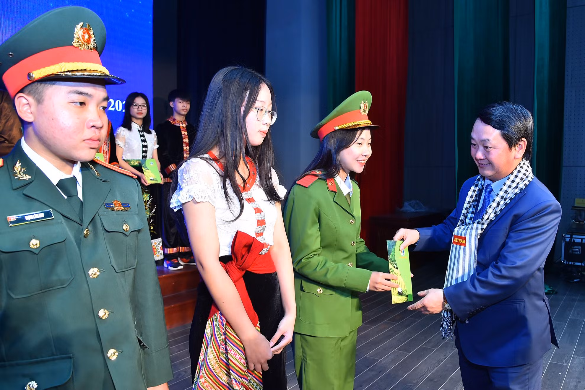 Bộ trưởng, Chủ nhiệm Ủy ban Dân tộc Hầu A Lềnh trao quà tặng các bạn học sinh, sinh viên, thanh niên dân tộc thiểu số xuất sắc, tiêu biểu tại buổi gặp mặt.