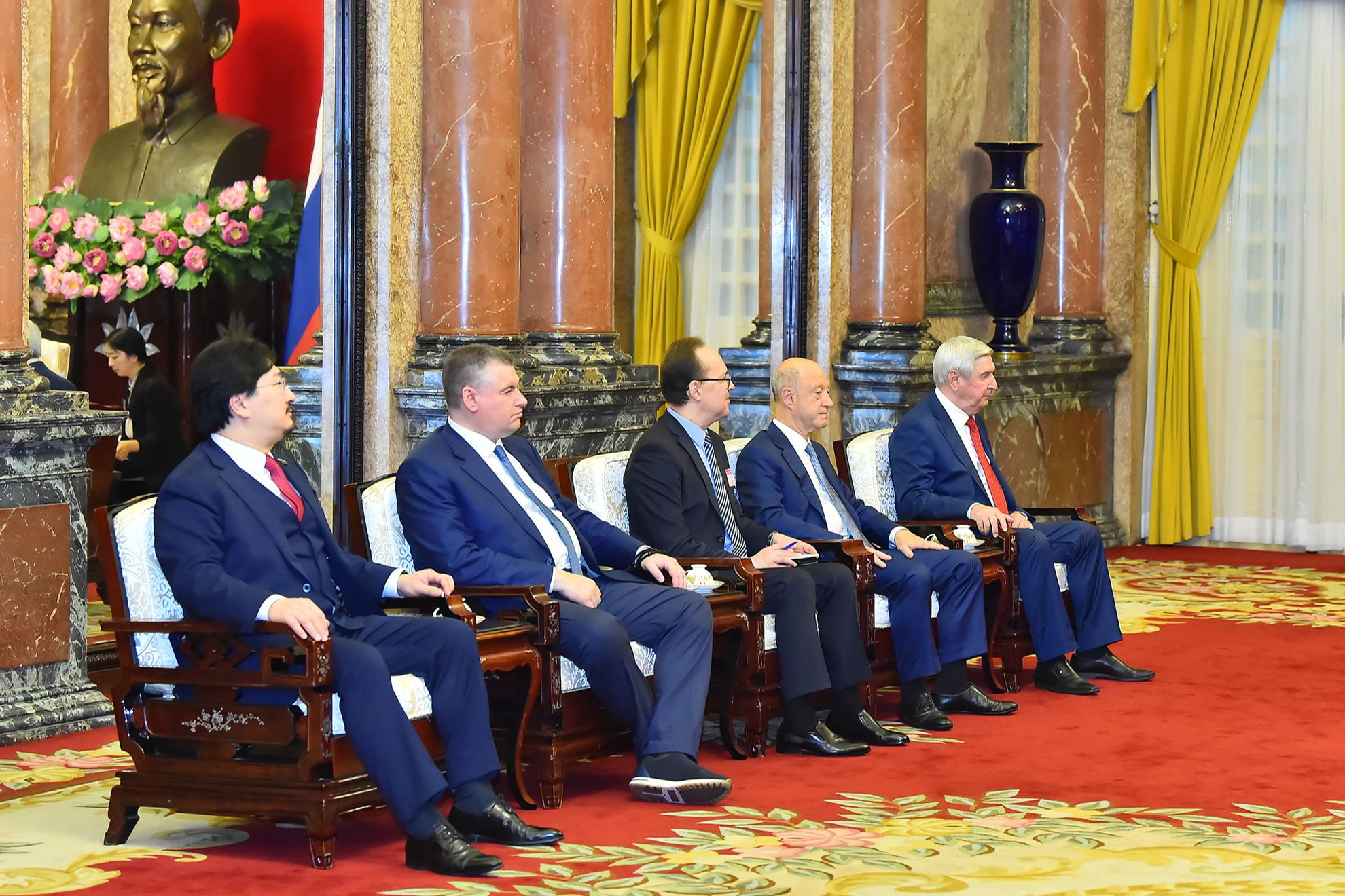 Đoàn đại biểu cấp cao tháp tùng Chủ tịch Duma Quốc gia Quốc hội Liên bang Nga Vyacheslav Viktorovich Volodin tham dự buổi tiếp.