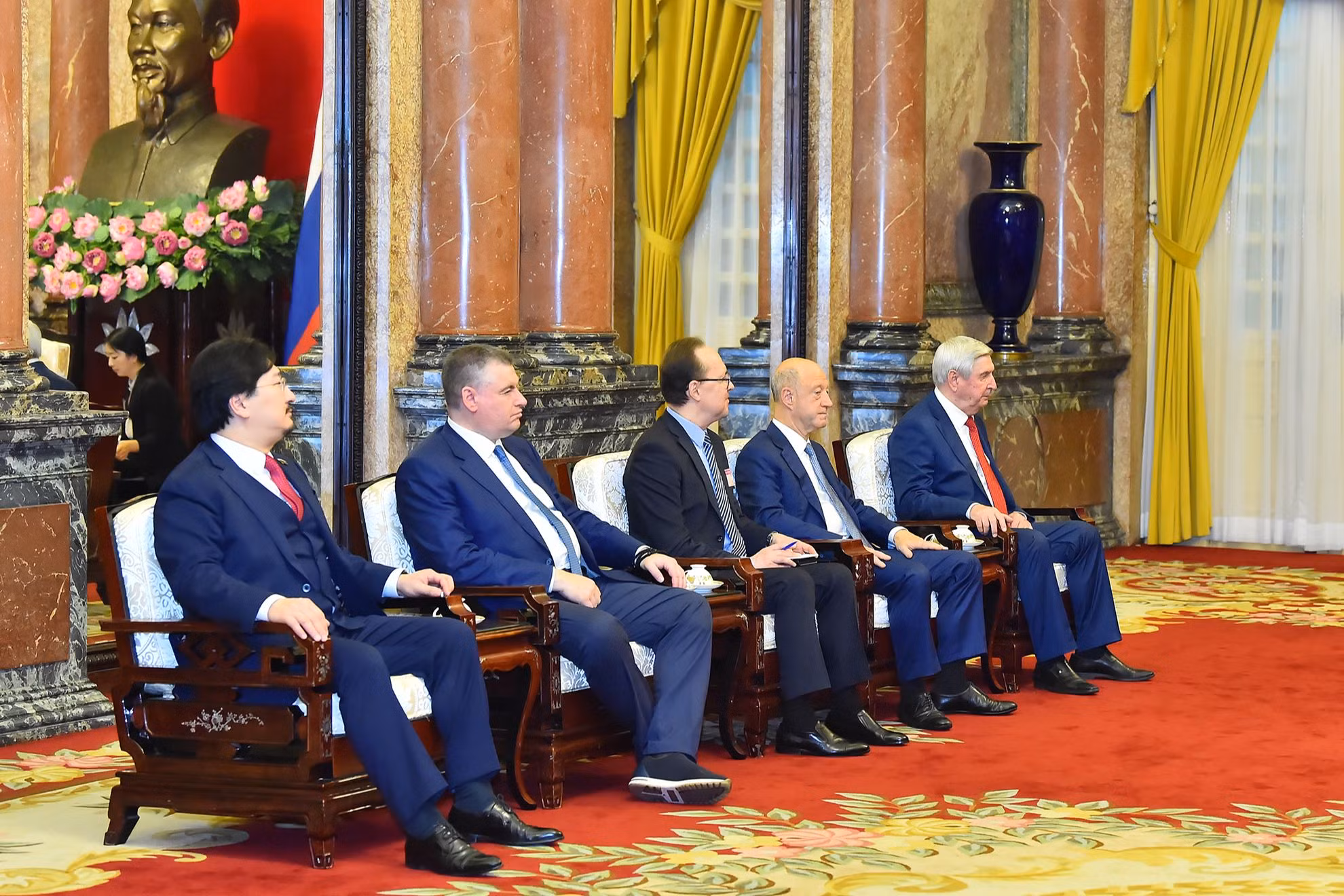 Đoàn đại biểu cấp cao tháp tùng Chủ tịch Duma Quốc gia Quốc hội Liên bang Nga Vyacheslav Viktorovich Volodin tham dự buổi tiếp.