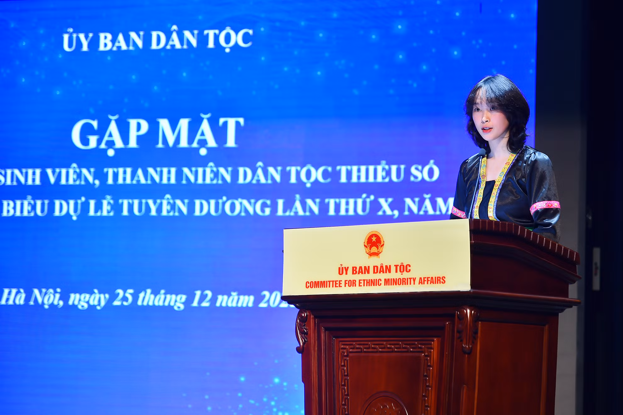 Bạn Chào Nguyễn Ánh Nguyệt (dân tộc Cống), đại diện học sinh, sinh viên, thanh niên dân tộc thiểu số xuất sắc, tiêu biểu, phát biểu tại buổi gặp mặt.