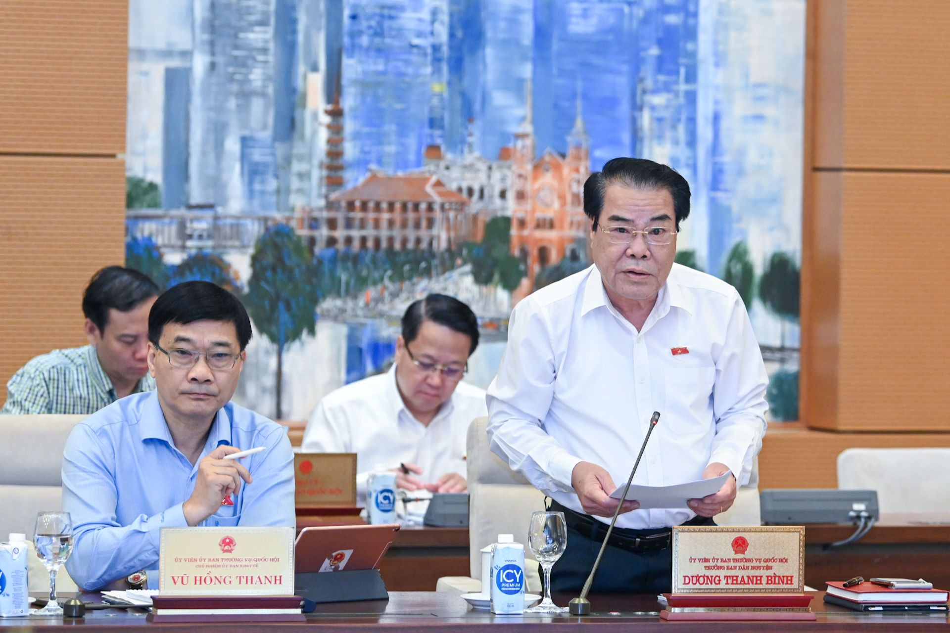 Trưởng Ban Dân nguyện Dương Thanh Bình trình bày các báo cáo tại phiên họp.