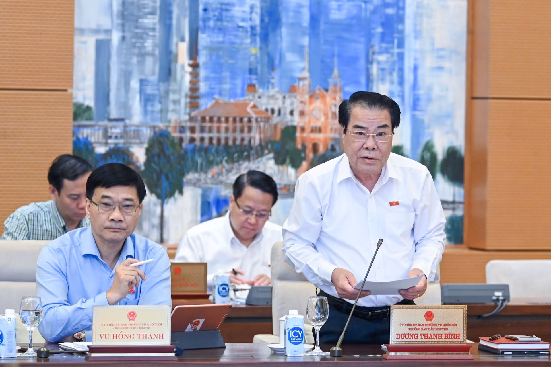 Trưởng Ban Dân nguyện Dương Thanh Bình trình bày các báo cáo tại phiên họp.