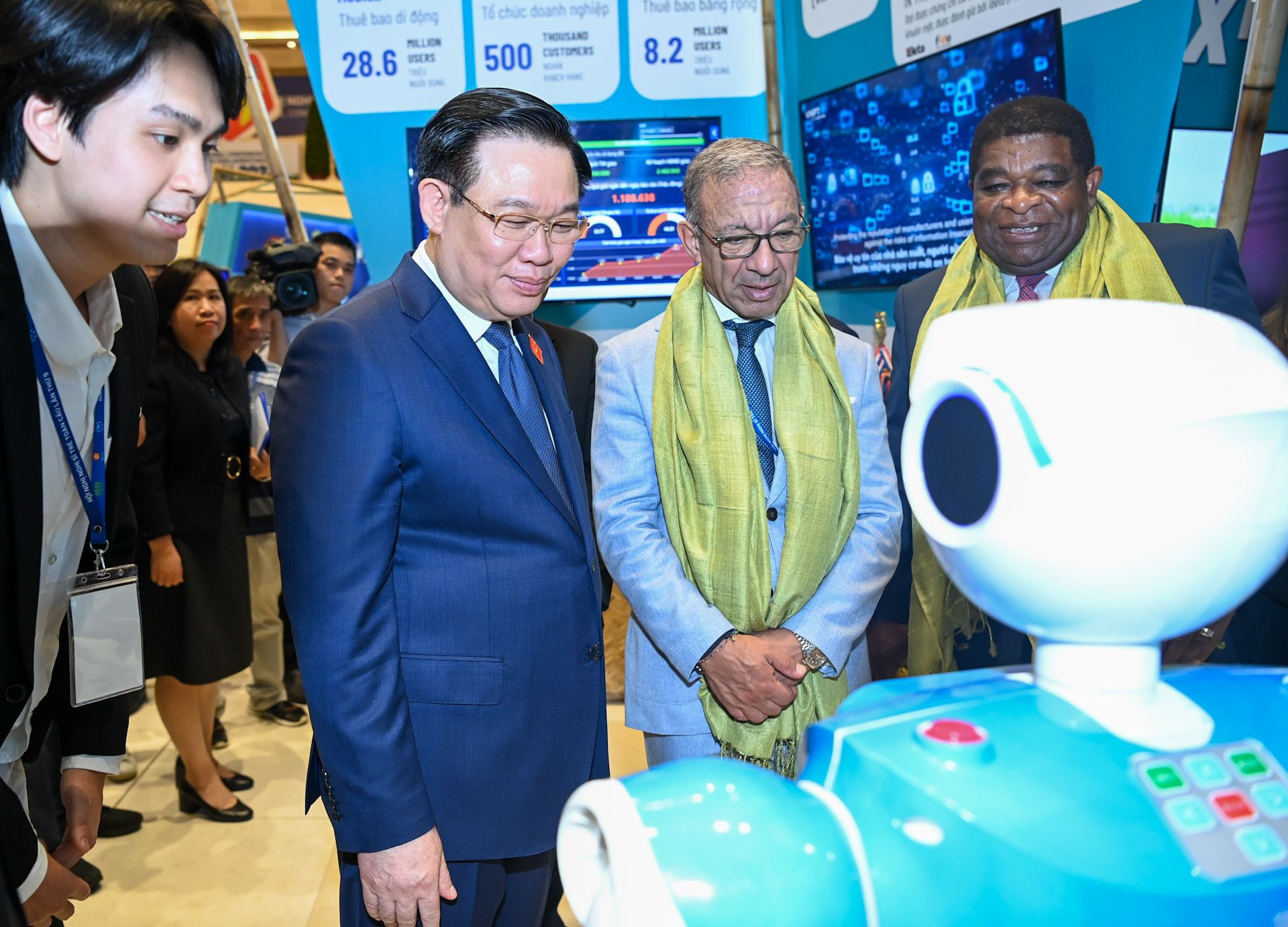 Chủ tịch Quốc hội Vương Đình Huệ và các đại biểu tham quan gian trưng bày các sản phẩm sáng tạo.