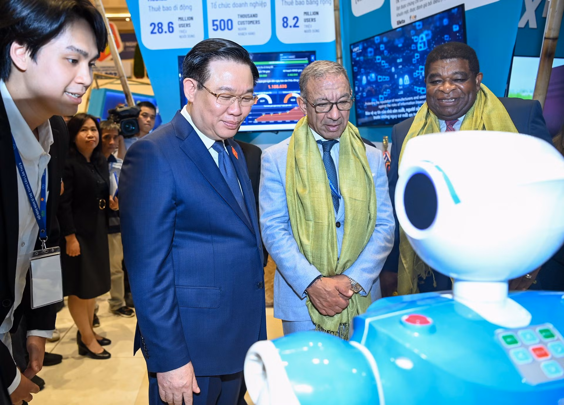 Chủ tịch Quốc hội Vương Đình Huệ và các đại biểu tham quan gian trưng bày các sản phẩm sáng tạo.