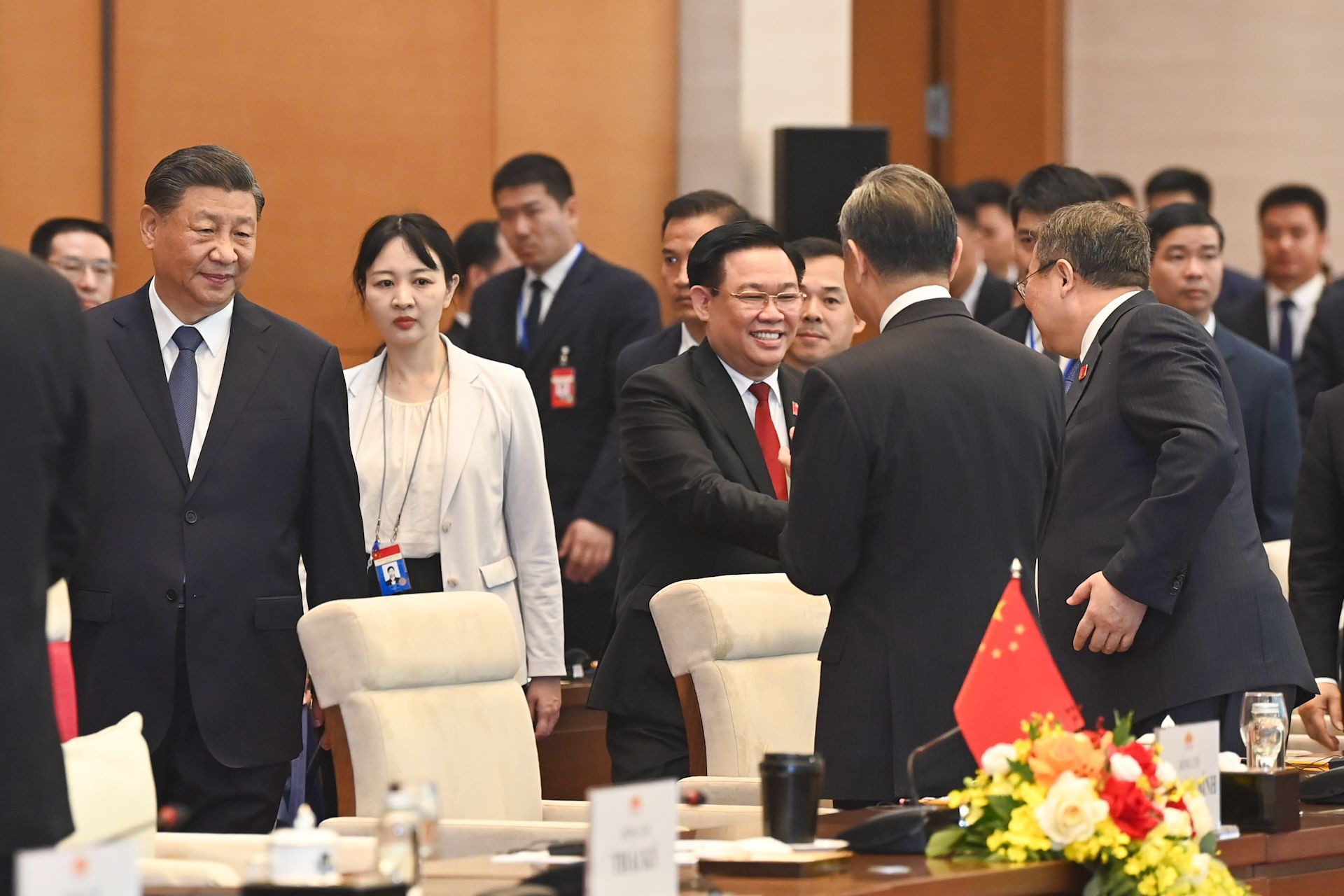 Chủ tịch Quốc hội Vương Đình Huệ với các đại biểu Trung Quốc tại buổi hội kiến.