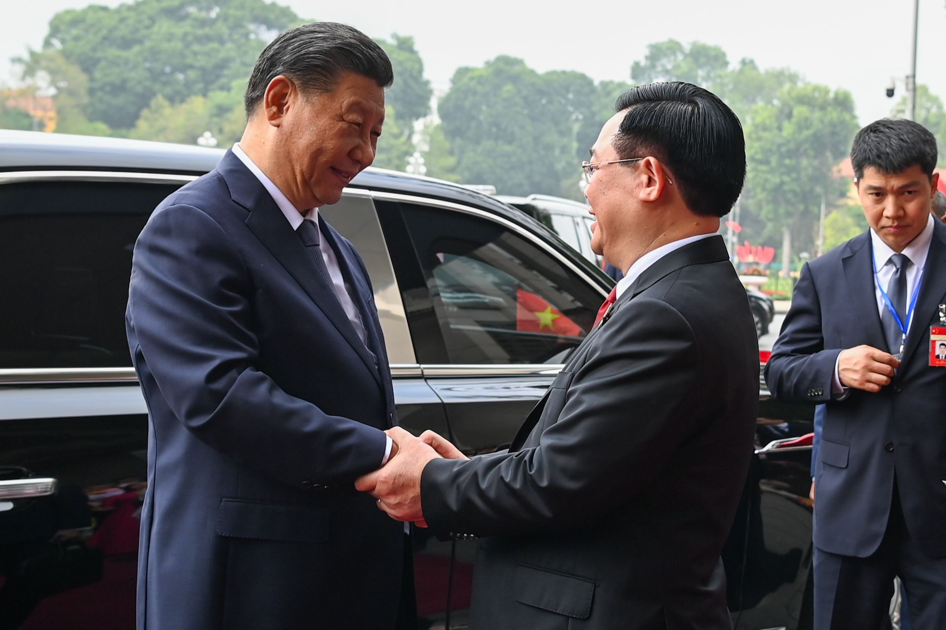 Chủ tịch Quốc hội Vương Đình Huệ nồng nhiệt chào đón Tổng Bí thư, Chủ tịch Trung Quốc Tập Cận Bình.