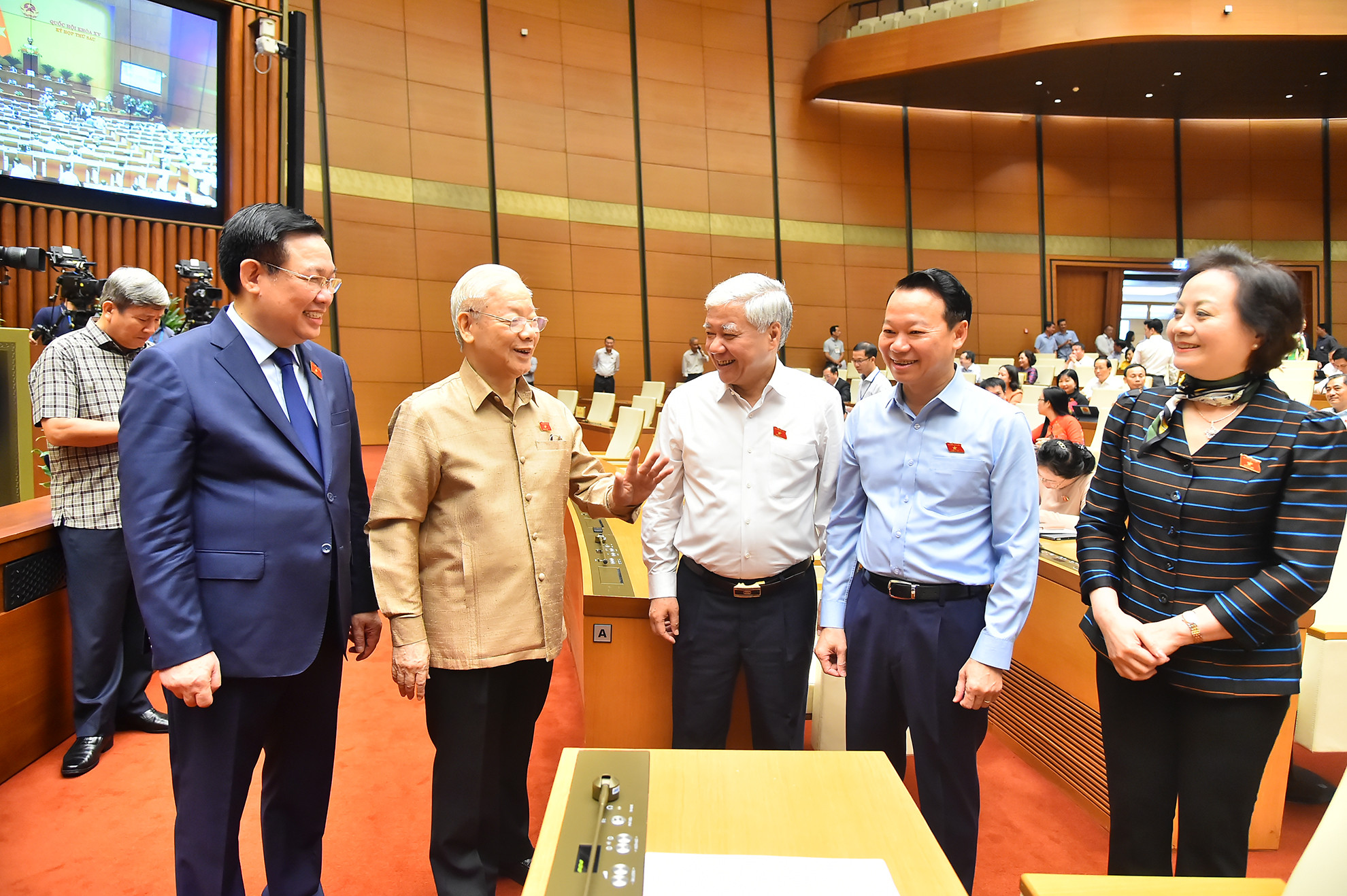 Tổng Bí thư Nguyễn Phú Trọng, Chủ tịch Quốc hội Vương Đình Huệ, Chủ tịch Ủy ban Trung ương Mặt trận Tổ quốc Việt Nam Đỗ Văn Chiến và các đại biểu tại phiên họp.