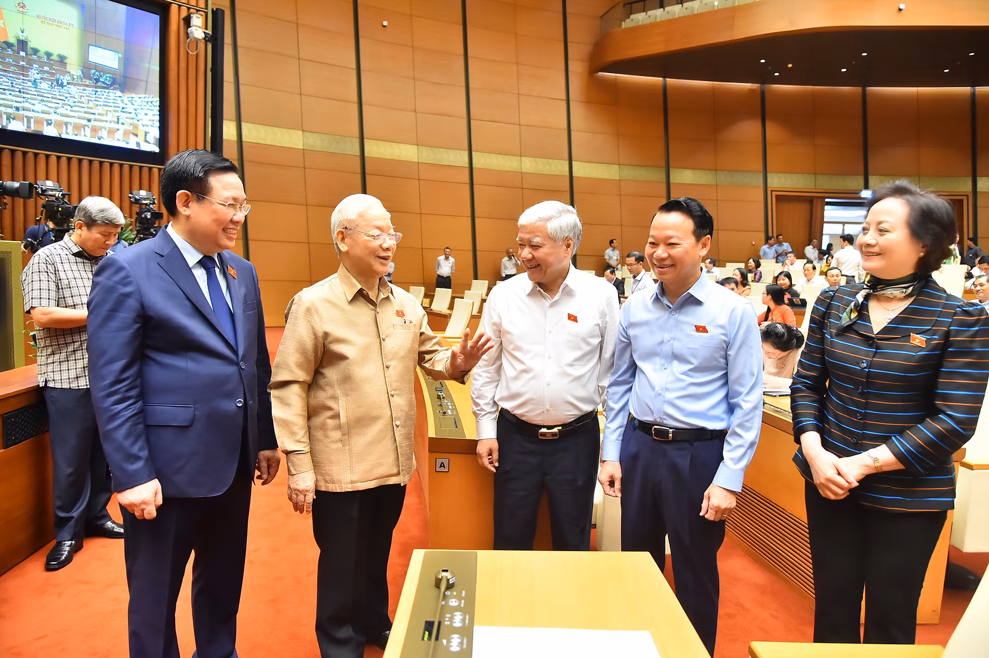 Tổng Bí thư Nguyễn Phú Trọng, Chủ tịch Quốc hội Vương Đình Huệ, Chủ tịch Ủy ban Trung ương Mặt trận Tổ quốc Việt Nam Đỗ Văn Chiến và các đại biểu tại phiên họp.