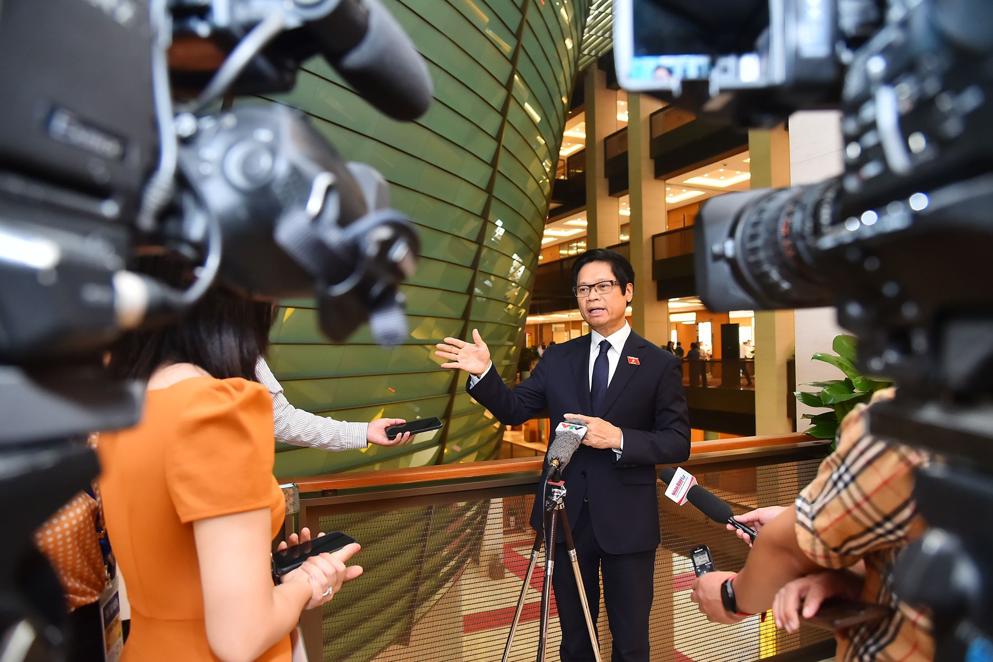 Đại biểu Quốc hội thành phố Hà Nội Vũ Tiến Lộc trả lời phóng vấn của các cơ quan thông tấn, báo chí bên lề hành lang Quốc hội.