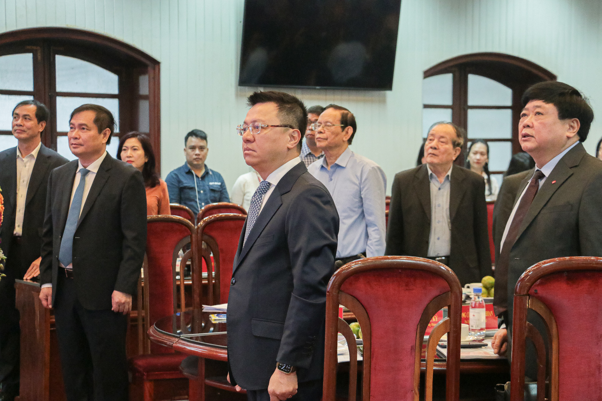 Các đại biểu tham dự Hội thảo xúc động khi ca khúc Tiến quân ca vang lên.