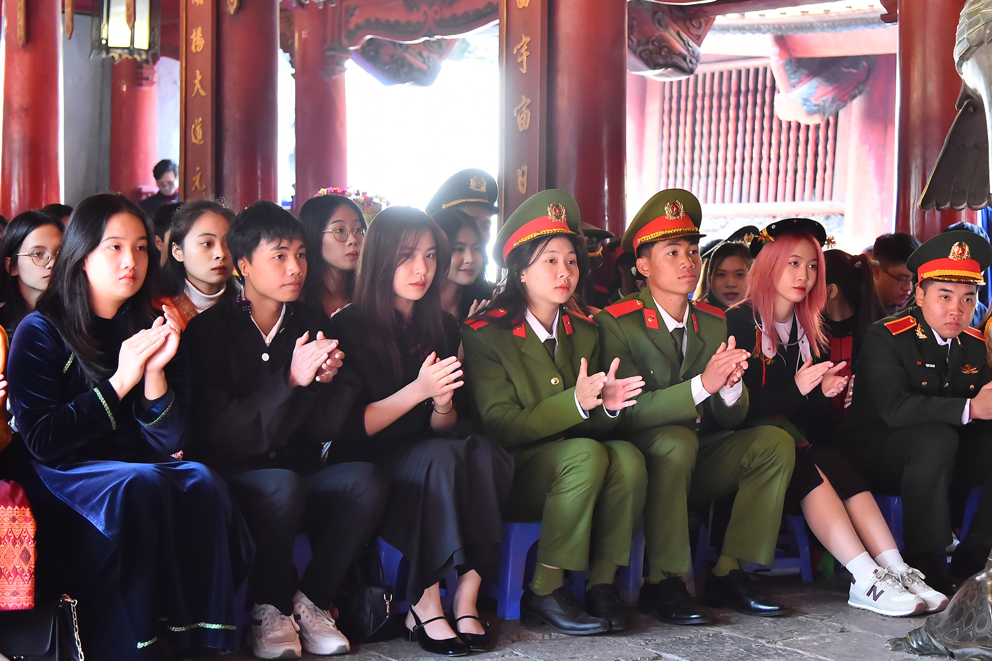 Các bạn học sinh, sinh viên, thanh niên dân tộc thiểu số xuất sắc, tiêu biểu tham dự lễ dâng hương và ghi sổ vàng. Các bạn học sinh, sinh viên, thanh niên dân tộc thiểu số xuất sắc, tiêu biểu tham dự lễ dâng hương và ghi sổ vàng.