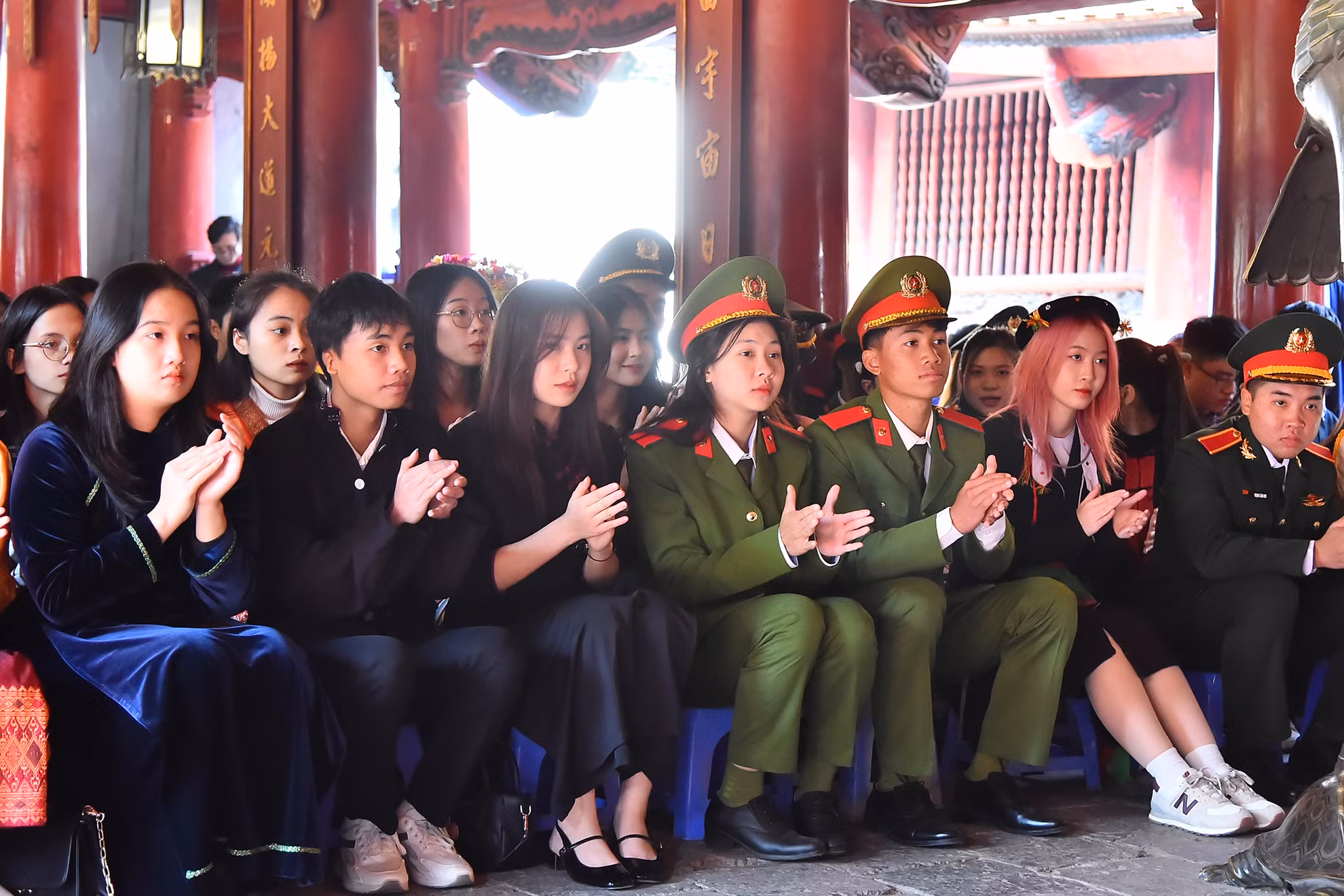 Các bạn học sinh, sinh viên, thanh niên dân tộc thiểu số xuất sắc, tiêu biểu tham dự lễ dâng hương và ghi sổ vàng.