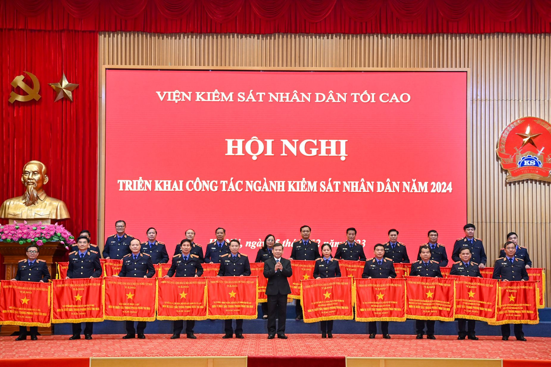 Viện trưởng Viện Kiểm sát nhân dân tối cao Lê Minh Trí trao Cờ thi đua của Chính phủ cho các tập thể có thành tích xuất sắc.