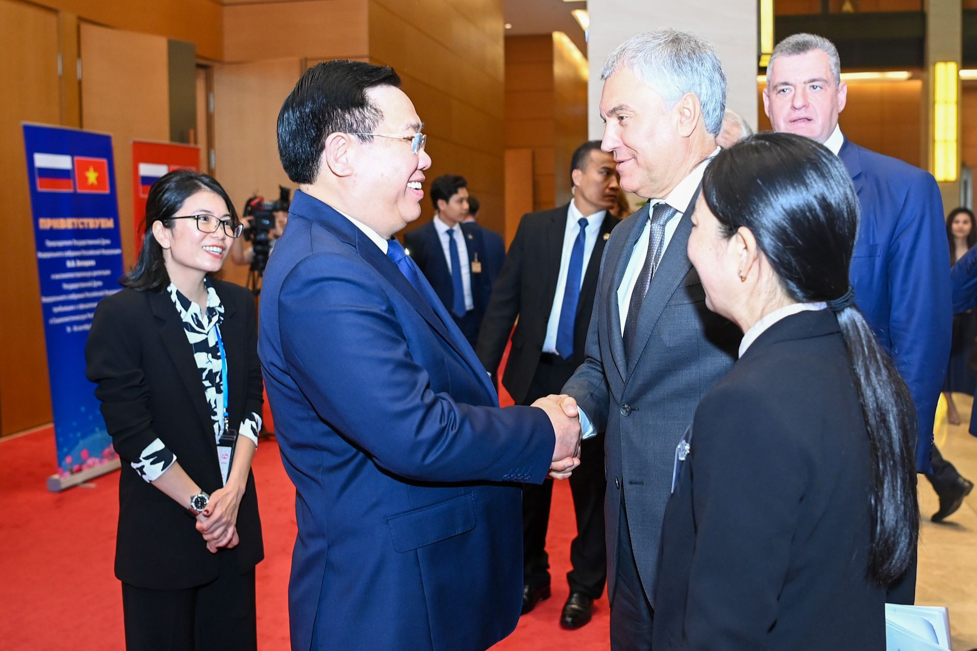 Chủ tịch Quốc hội Vương Đình Huệ đón Chủ tịch Duma Quốc gia Quốc hội Liên bang Nga Vyacheslav Viktorovich Volodin.