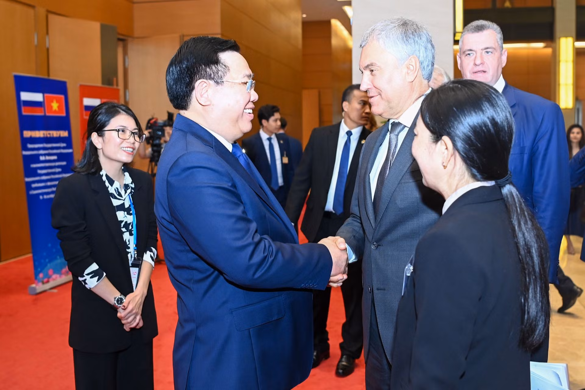 Chủ tịch Quốc hội Vương Đình Huệ đón Chủ tịch Duma Quốc gia Quốc hội Liên bang Nga Vyacheslav Viktorovich Volodin.