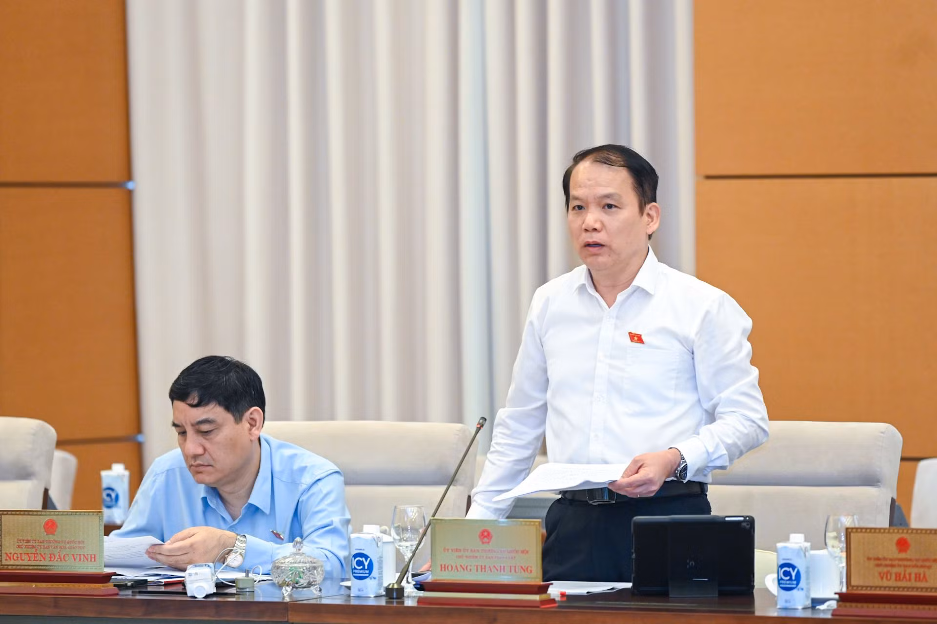 Chủ nhiệm Ủy ban Pháp luật Hoàng Thanh Tùng phát biểu ý kiến tại phiên họp.