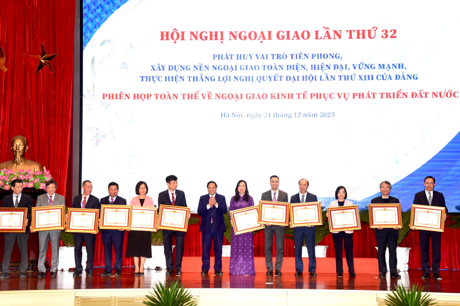 Thủ tướng Phạm Minh Chính tặng Bằng khen cho các cá nhân, tập thể có thành tích xuất sắc.