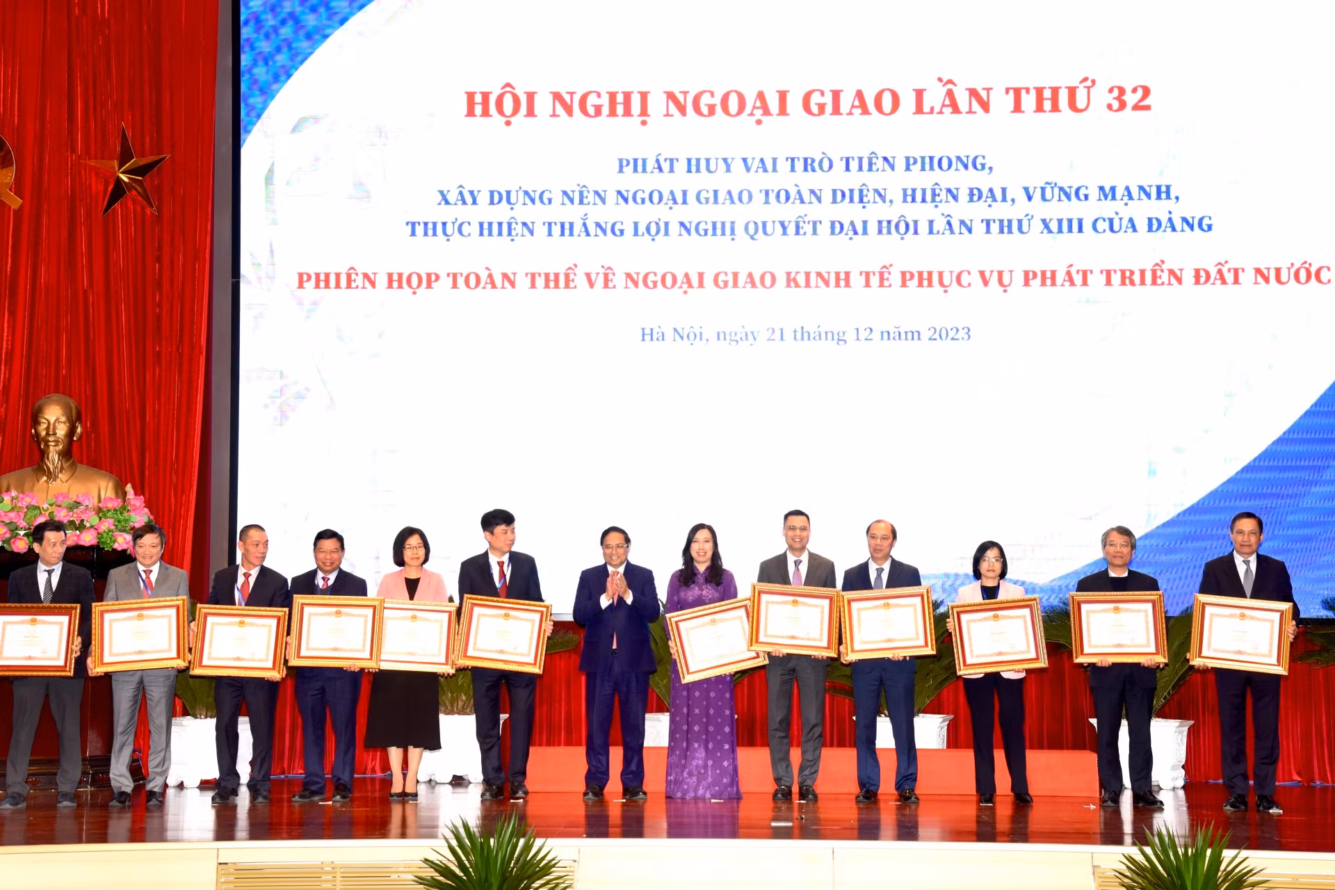 Thủ tướng Phạm Minh Chính tặng Bằng khen cho các cá nhân, tập thể có thành tích xuất sắc.