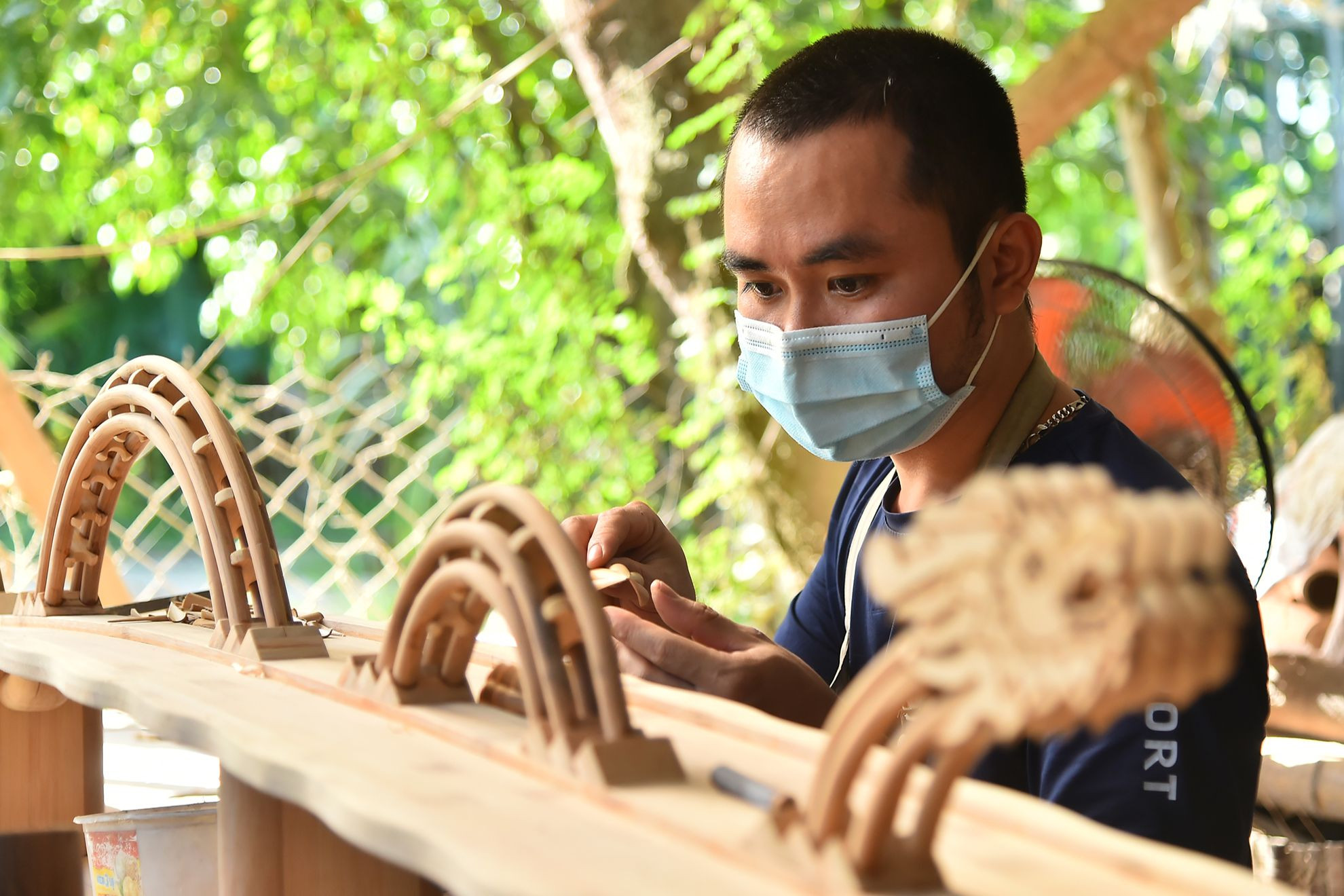 Kỹ thuật chế tác tre là một nghệ thuật đòi hỏi tính sáng tạo và tài năng đặc biệt. Từng thao tác nhẹ nhàng và khéo léo của nghệ thuật, bằng cách điêu khắc, mài mòn và tạo hình, họ biến những vạt tre nguyên sơ thành những tác phẩm nghệ thuật tinh thần. Kỹ thuật chế tác tre là một nghệ thuật đòi hỏi tính sáng tạo và tài năng đặc biệt. Từng thao tác nhẹ nhàng và khéo léo của nghệ thuật, bằng cách điêu khắc, mài mòn và tạo hình, họ biến những vạt tre nguyên sơ thành những tác phẩm nghệ thuật tinh thần.