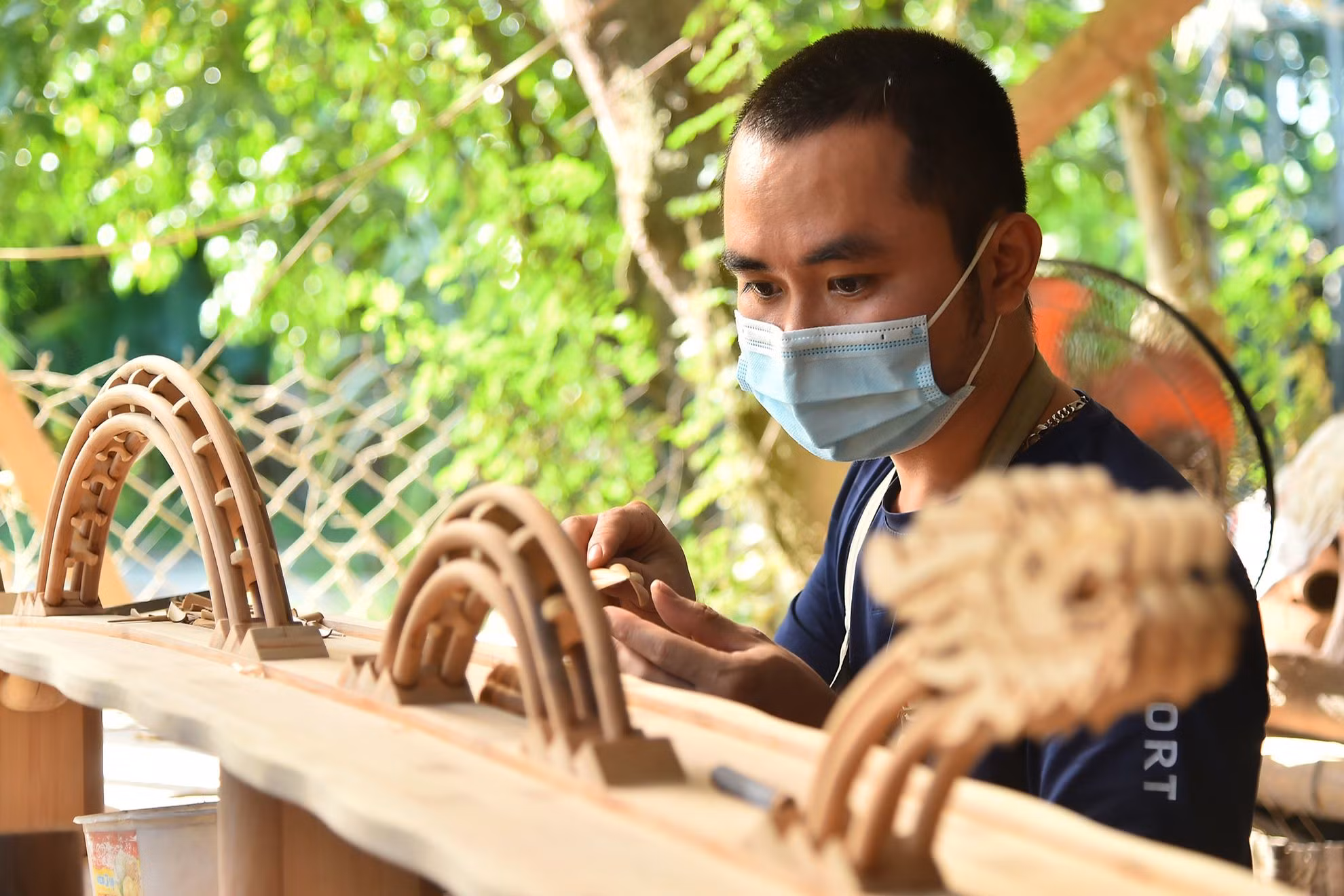 Kỹ thuật chế tác tre là một nghệ thuật đòi hỏi tính sáng tạo và tài năng đặc biệt. Từng thao tác nhẹ nhàng và khéo léo của nghệ thuật, bằng cách điêu khắc, mài mòn và tạo hình, họ biến những vạt tre nguyên sơ thành những tác phẩm nghệ thuật tinh thần.