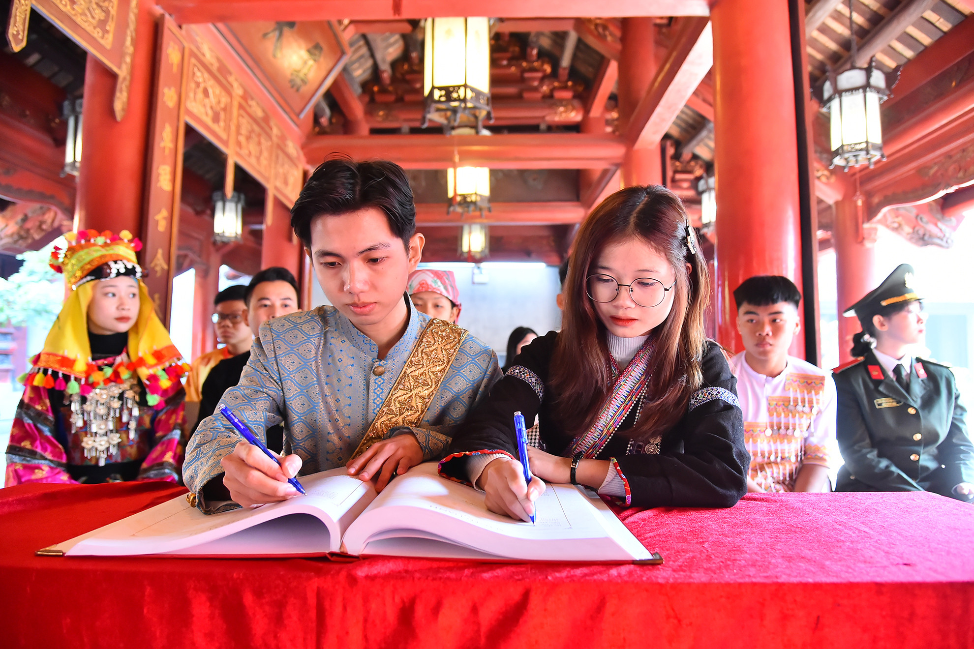 Nghi thức ghi danh tại sổ vàng của các bạn học sinh, sinh viên, thanh niên dân tộc thiểu số xuất sắc, tiêu biểu tại Khu di tích quốc gia đặc biệt Văn Miếu-Quốc Tử Giám. Nghi thức ghi danh tại sổ vàng của các bạn học sinh, sinh viên, thanh niên dân tộc thiểu số xuất sắc, tiêu biểu tại Khu di tích quốc gia đặc biệt Văn Miếu-Quốc Tử Giám.