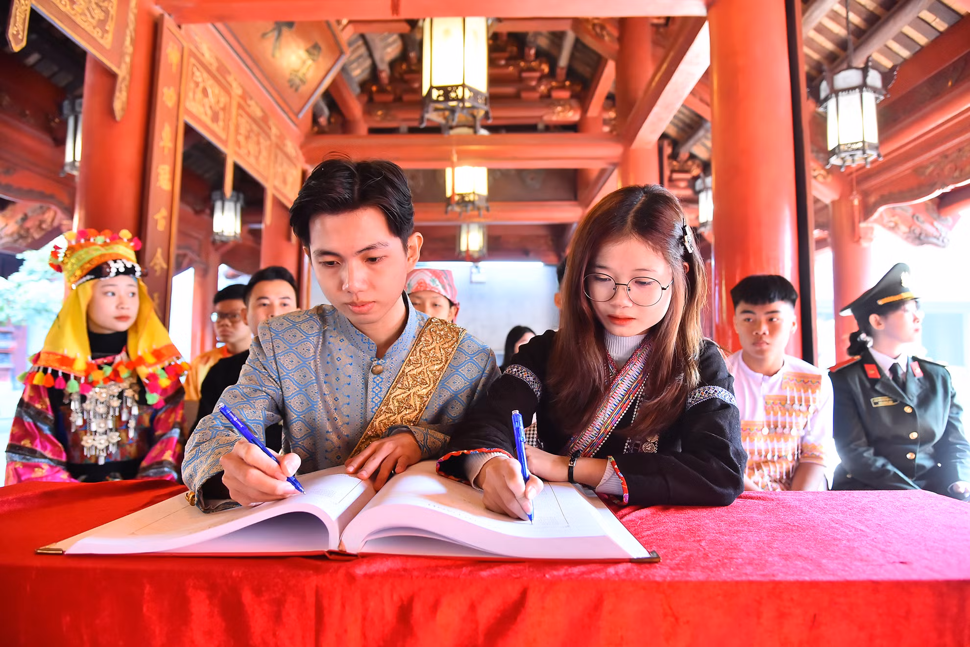 Nghi thức ghi danh tại sổ vàng của các bạn học sinh, sinh viên, thanh niên dân tộc thiểu số xuất sắc, tiêu biểu tại Khu di tích quốc gia đặc biệt Văn Miếu-Quốc Tử Giám.