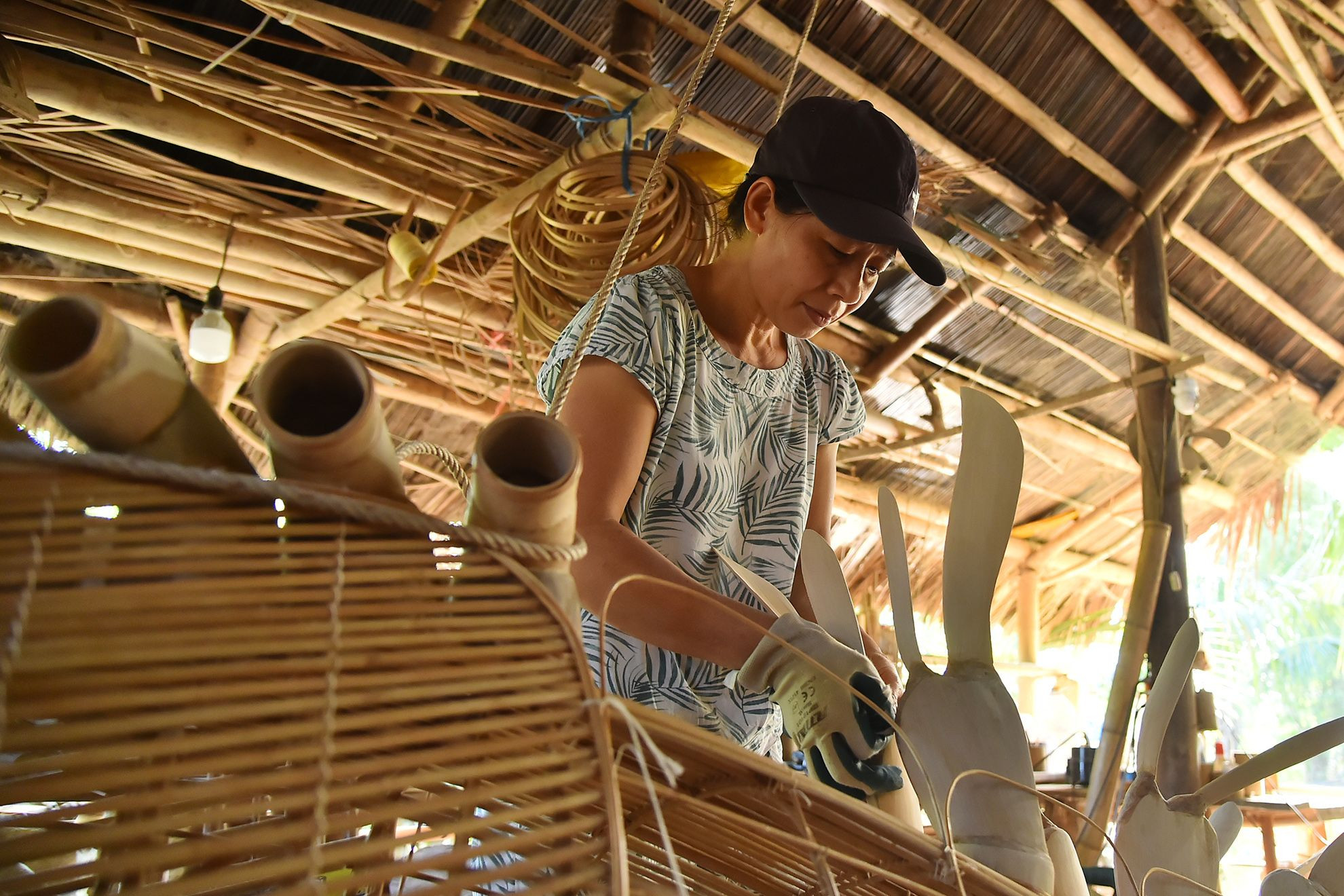 Mỗi khi thực hiện những sản phẩm này, xưởng sẽ làm với kích thước lớn hơn thực tế rất nhiều. Nó đòi hỏi người thợ phải lột tả được hết từ những chi tiết rất nhỏ như bộ vảy cá đến mắt tôm hay càng cua một cách chân thật nhất để khi treo lên và bật đèn bên trong nó vẫn làm nổi bật các chi tiết của sản phẩm mình làm ra. Mỗi khi thực hiện những sản phẩm này, xưởng sẽ làm với kích thước lớn hơn thực tế rất nhiều. Nó đòi hỏi người thợ phải lột tả được hết từ những chi tiết rất nhỏ như bộ vảy cá đến mắt tôm hay càng cua một cách chân thật nhất để khi treo lên và bật đèn bên trong nó vẫn làm nổi bật các chi tiết của sản phẩm mình làm ra.