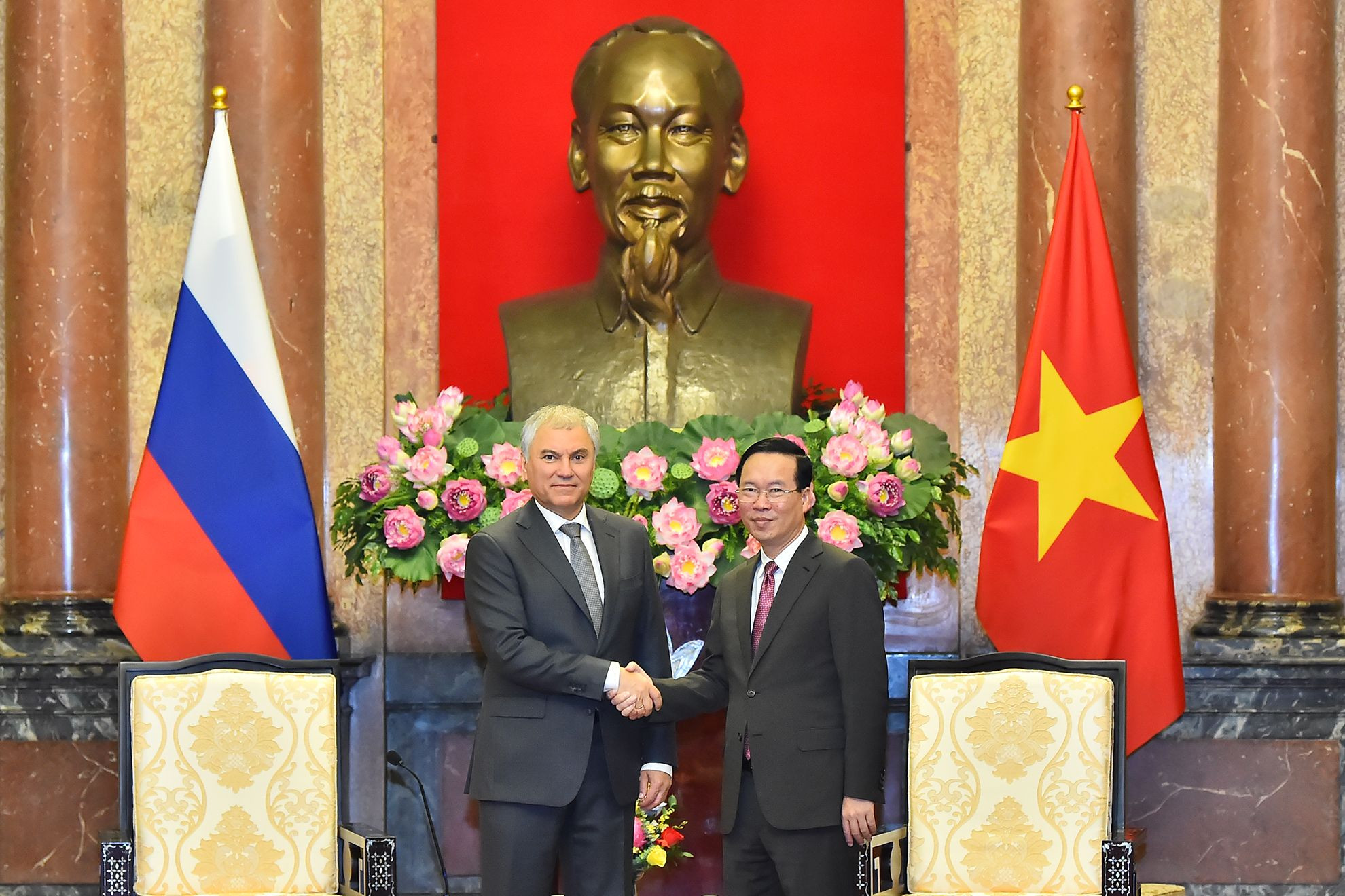 Chủ tịch nước Võ Văn Thưởng và Chủ tịch Duma Quốc gia Quốc hội Liên bang Nga Vyacheslav Viktorovich Volodin tại buổi tiếp.
