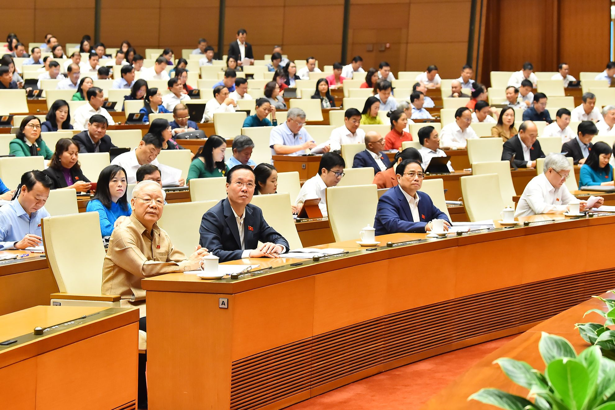 Tổng Bí thư Nguyễn Phú Trọng, Chủ tịch nước Võ Văn Thưởng, Thủ tướng Phạm Minh Chính cùng các đại biểu Quốc hội dự phiên thảo luận tại Hội trường Diên Hồng.