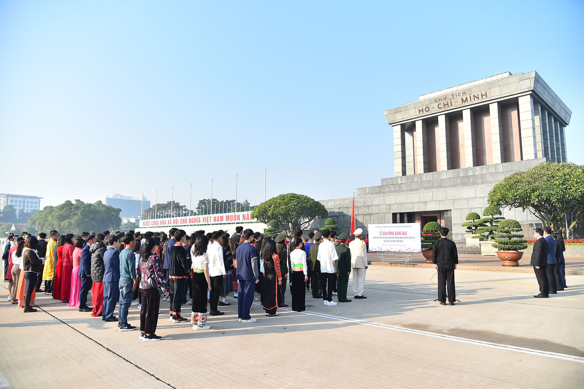 Quang cảnh buổi lễ báo công dâng Bác của Đoàn học sinh, sinh viên, thanh niên dân tộc thiểu số xuất sắc, tiêu biểu sáng 26/12. Quang cảnh buổi lễ báo công dâng Bác của Đoàn học sinh, sinh viên, thanh niên dân tộc thiểu số xuất sắc, tiêu biểu sáng 26/12.