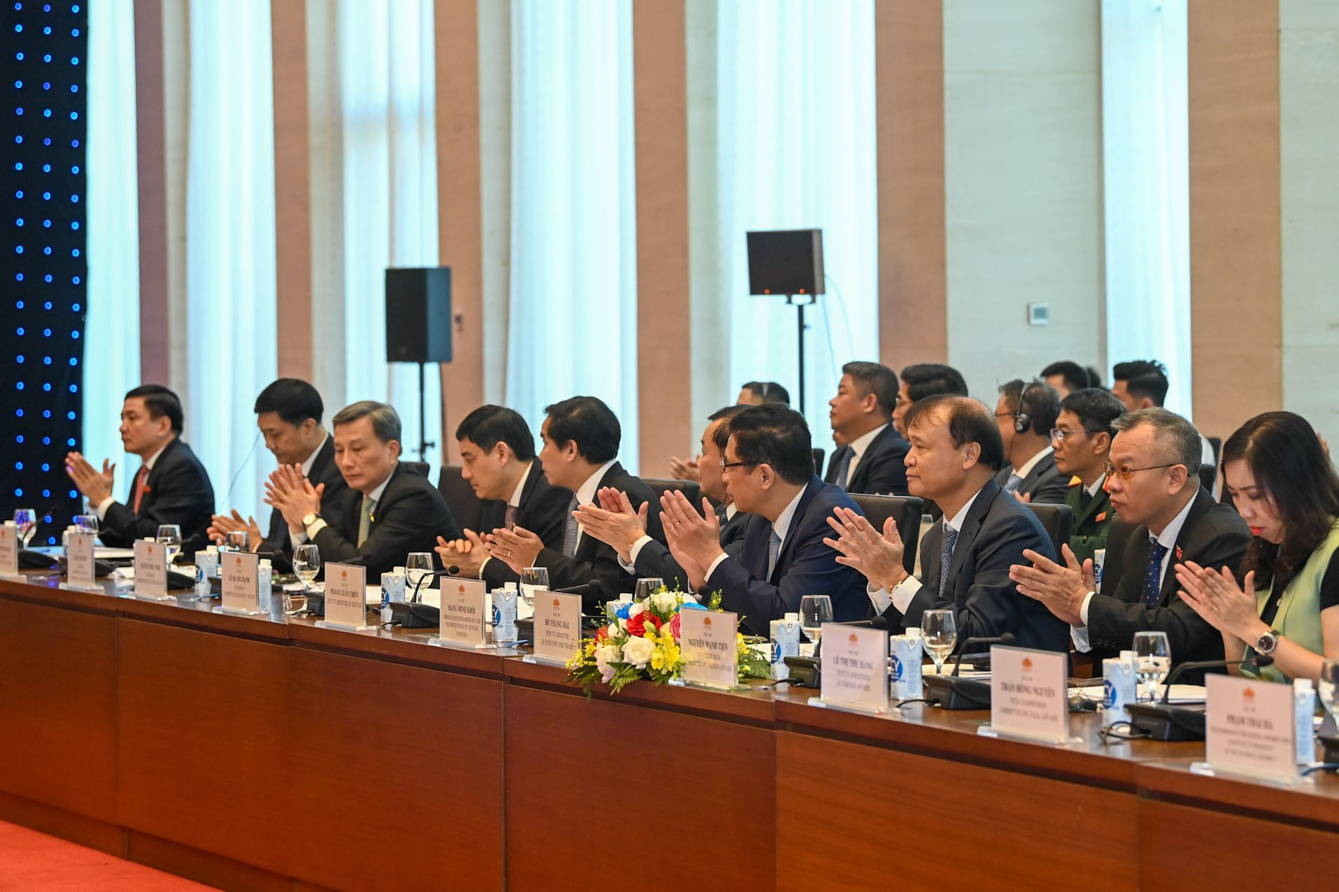 Các đại biểu Quốc hội Việt Nam, lãnh đạo các bộ, ngành dự phiên họp.