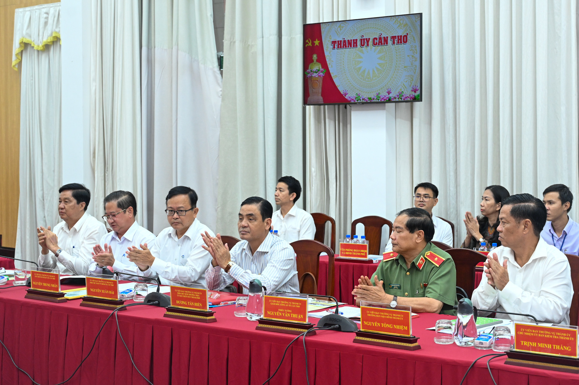 Các đồng chí Ban Thường vụ thành ủy Cần Thơ dự buổi làm việc.