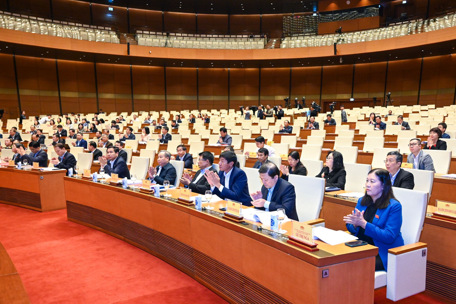 Các đồng chí Ủy viên Ủy ban Thường vụ Quốc hội và các đại biểu tham dự hội nghị.