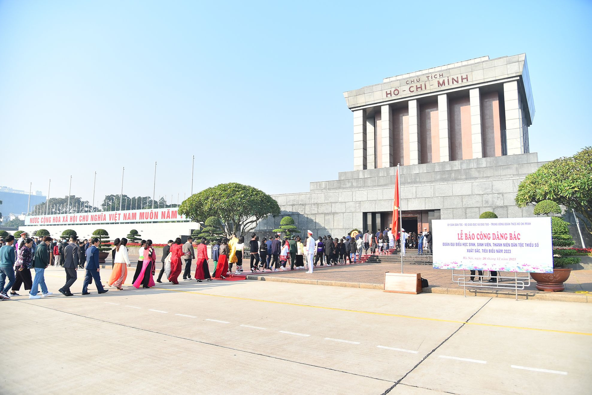 Quang cảnh lễ viếng Chủ tịch Hồ Chí Minh của Đoàn. Quang cảnh lễ viếng Chủ tịch Hồ Chí Minh của Đoàn.