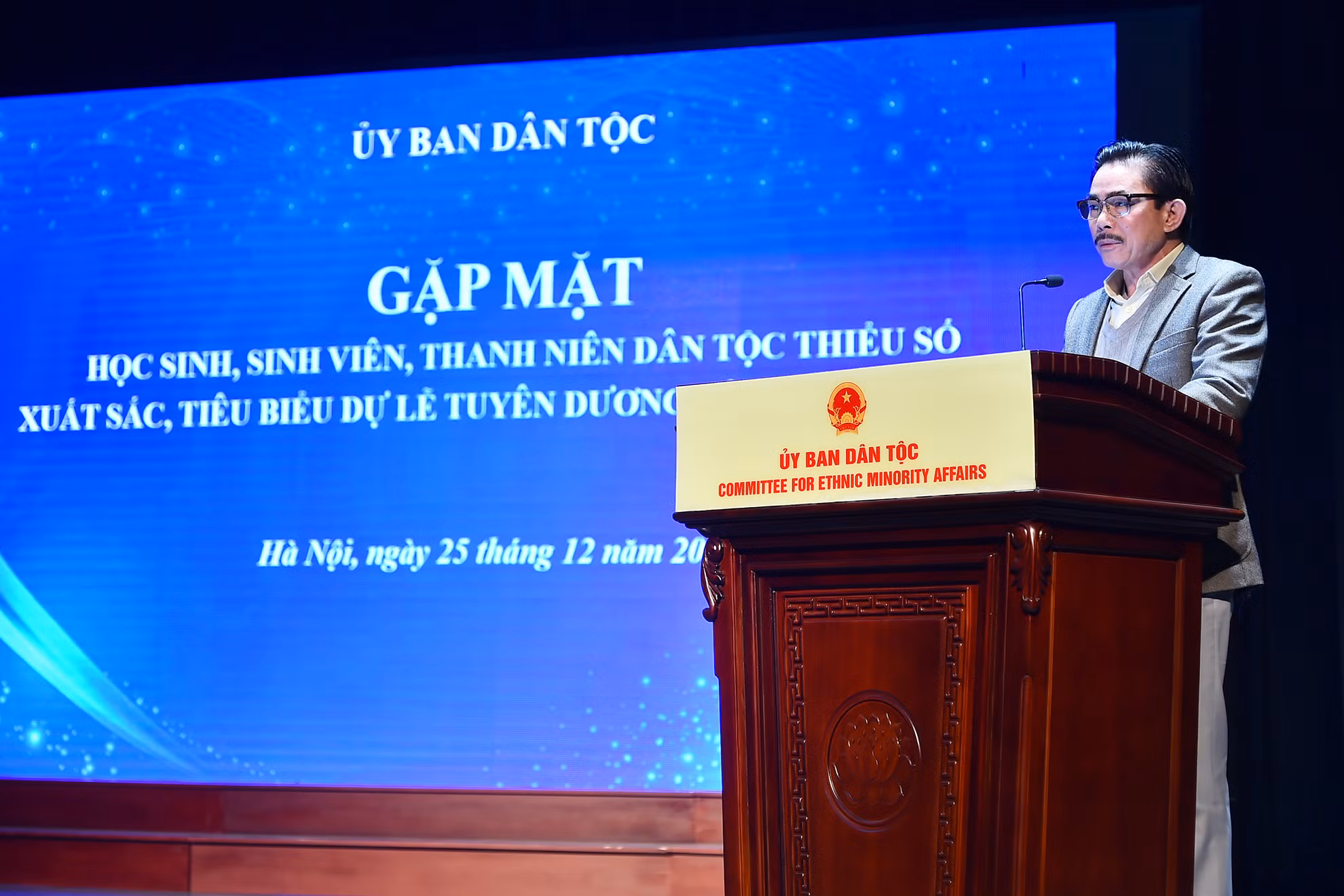 Trưởng Ban Tổ chức Lễ Tuyên dương học sinh, sinh viên, thanh niên dân tộc thiểu số xuất sắc, tiêu biểu năm 2023, Tổng Biên tập Báo Dân tộc và Phát triển Lê Công Bình phát biểu tại buổi gặp mặt.