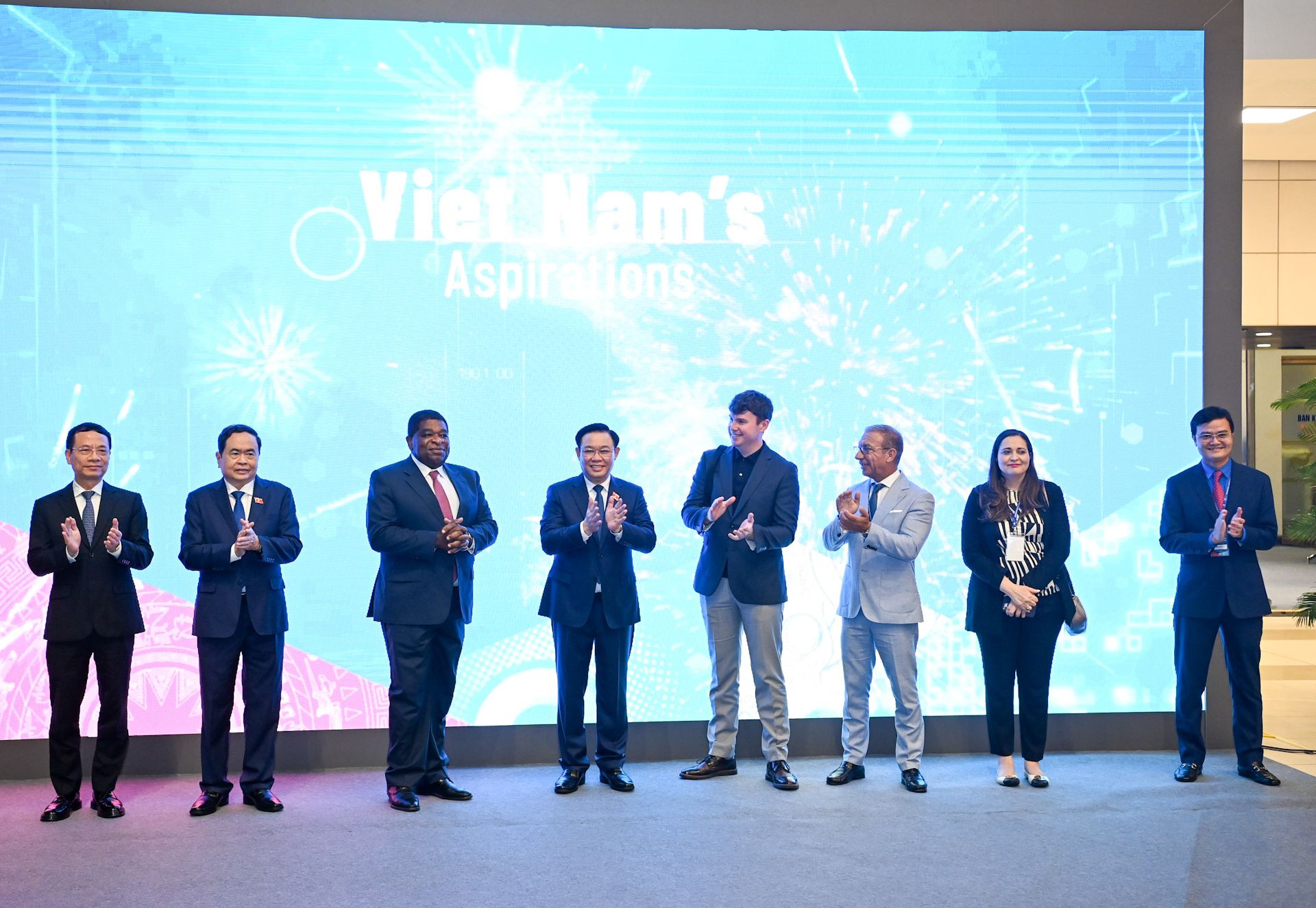 Chủ tịch Quốc hội Vương Đình Huệ, Phó Chủ tịch Thường trực Quốc hội Trần Thanh Mẫn, Chủ tịch IPU Duarte Pacheco, Tổng Thư ký IPU Martin Chungong và các đại biểu thực hiện nghi thức khai mạc triển lãm.