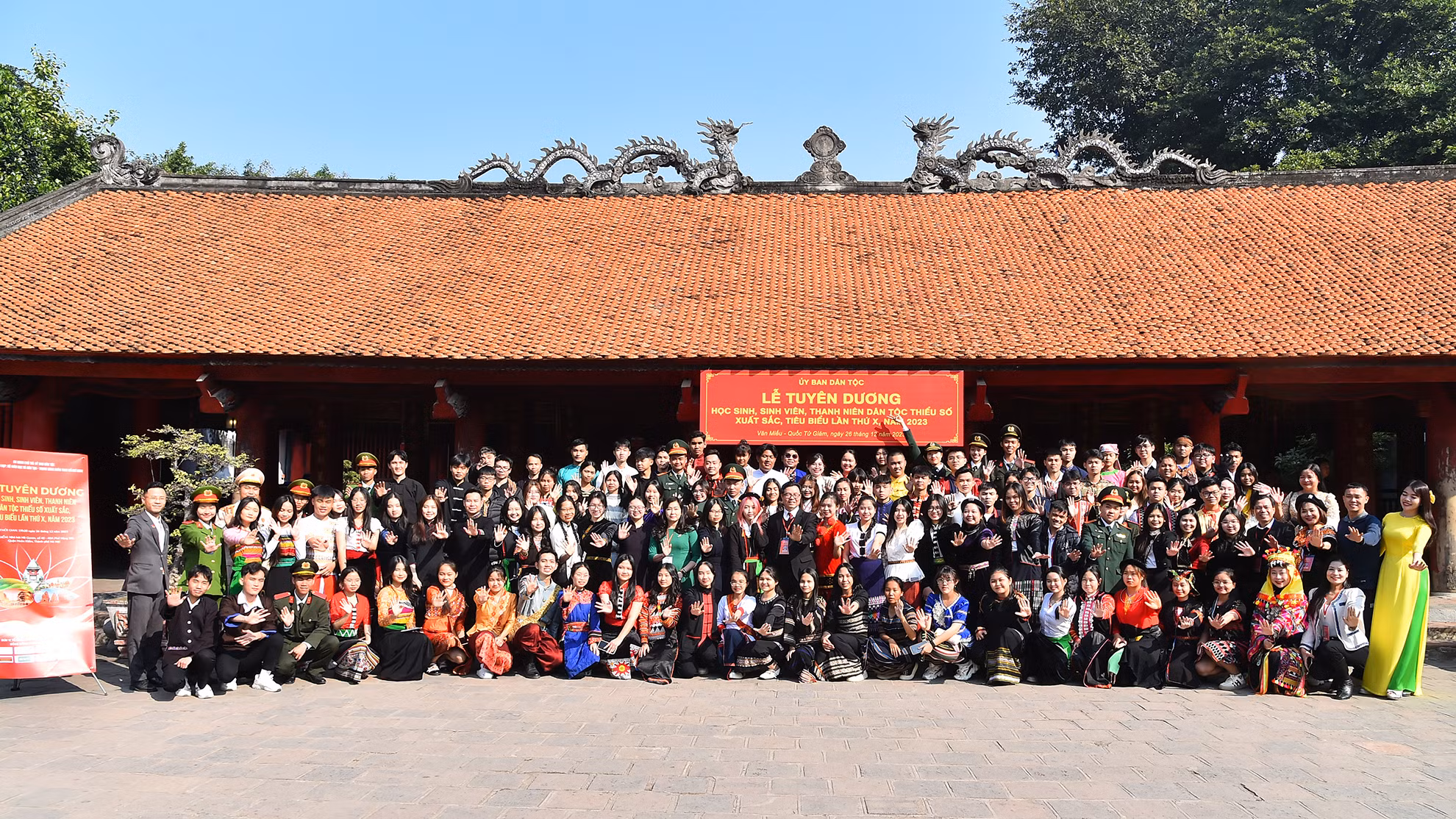 Các đại biểu và Đoàn học sinh, sinh viên, thanh niên dân tộc thiểu số ghi lại khoảnh khắc lưu niệm sau buổi lễ dâng hương và ghi danh sổ vàng.