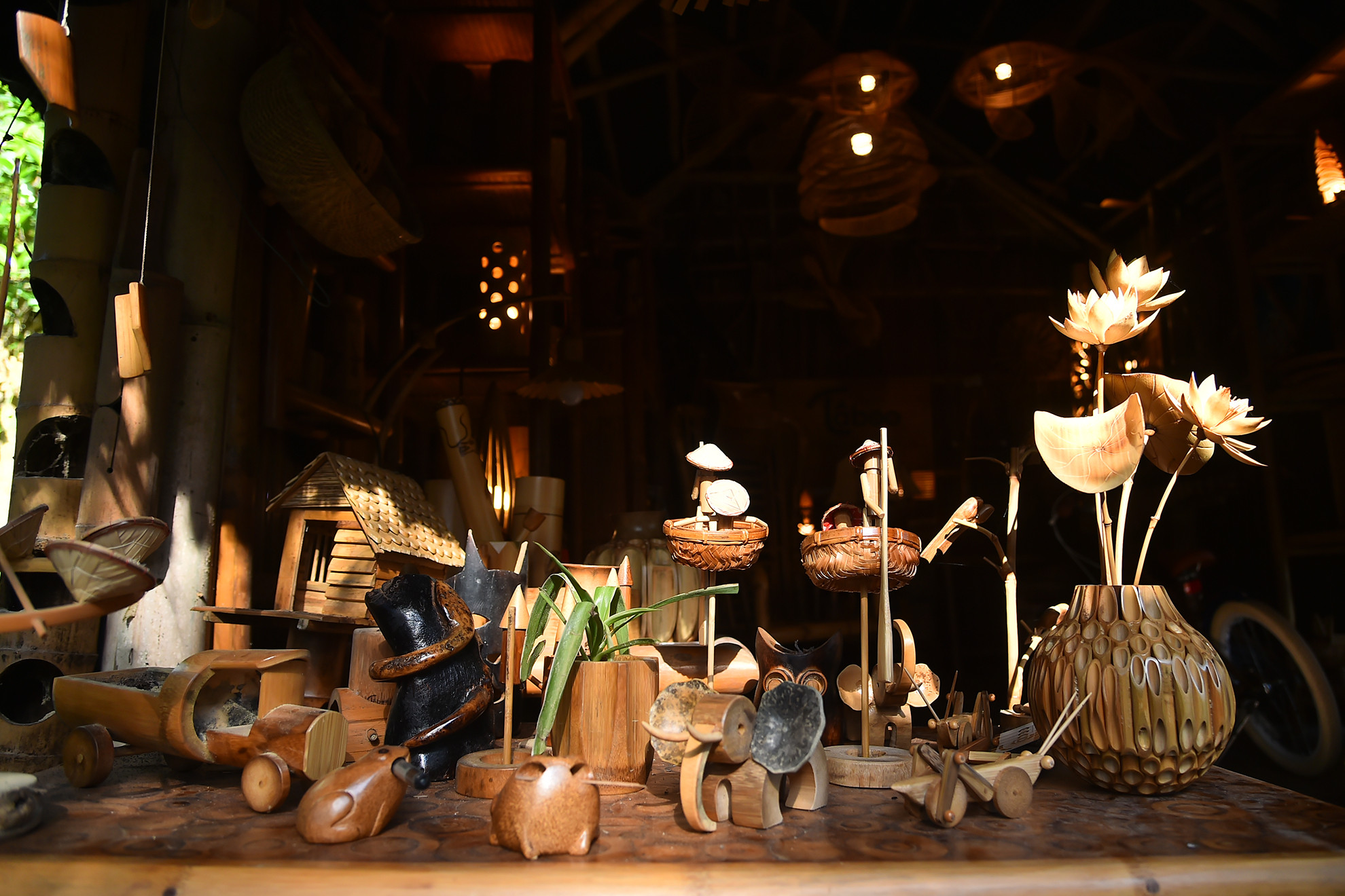 Tre là một vật liệu tốt cho tương lai, nó có thể tái sử dụng, an toàn bền vững hơn là khai thác gỗ hay là những sản phẩm khác. Cây tre không chỉ là vật dụng trang trí mà còn làm ra các món đồ xuất khẩu. Tre là một vật liệu tốt cho tương lai, nó có thể tái sử dụng, an toàn bền vững hơn là khai thác gỗ hay là những sản phẩm khác. Cây tre không chỉ là vật dụng trang trí mà còn làm ra các món đồ xuất khẩu.