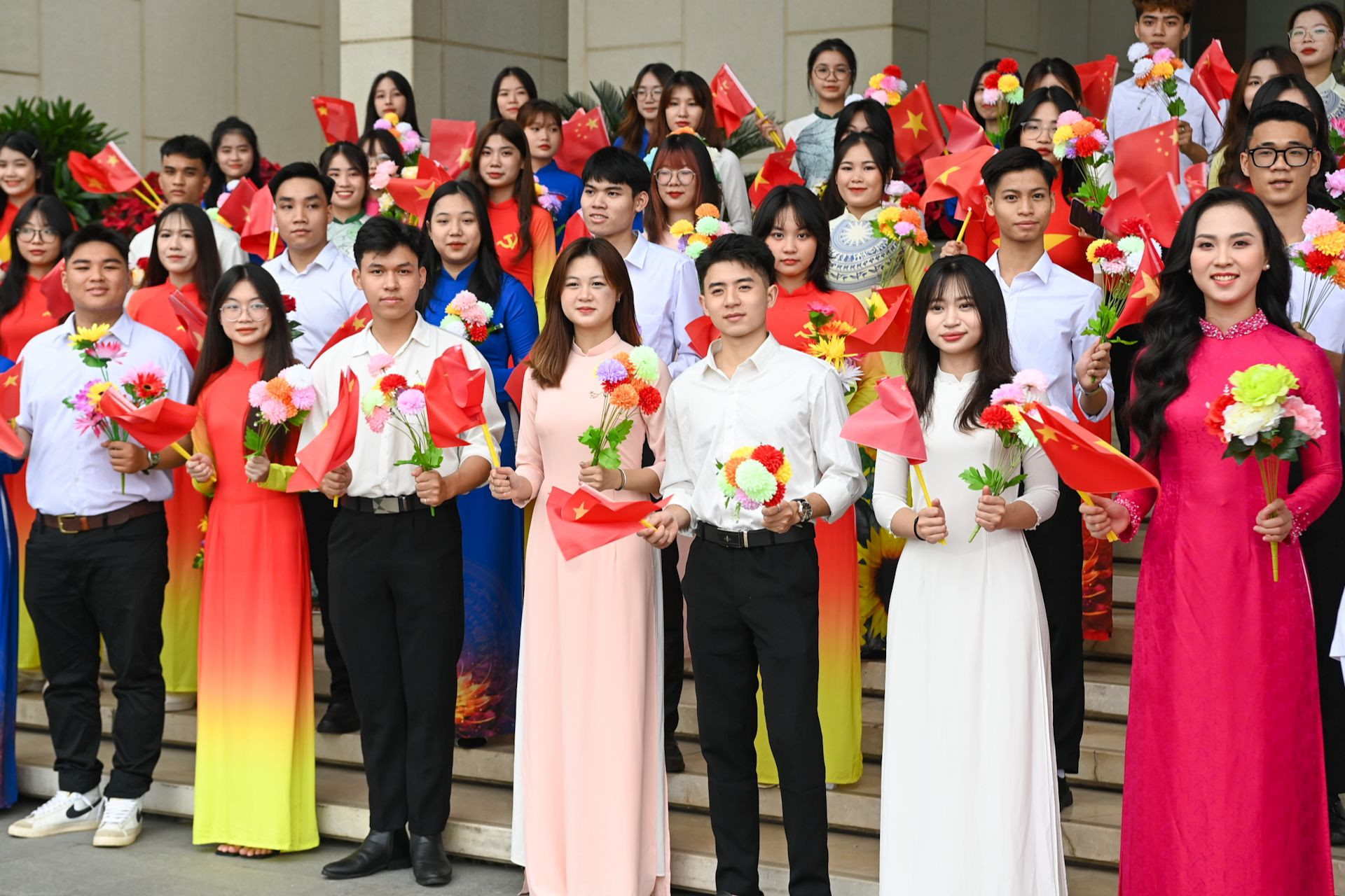 Đoàn viên, thanh niên Văn phòng Quốc hội chào mừng Tổng Bí thư, Chủ tịch Trung Quốc Tập Cận Bình.