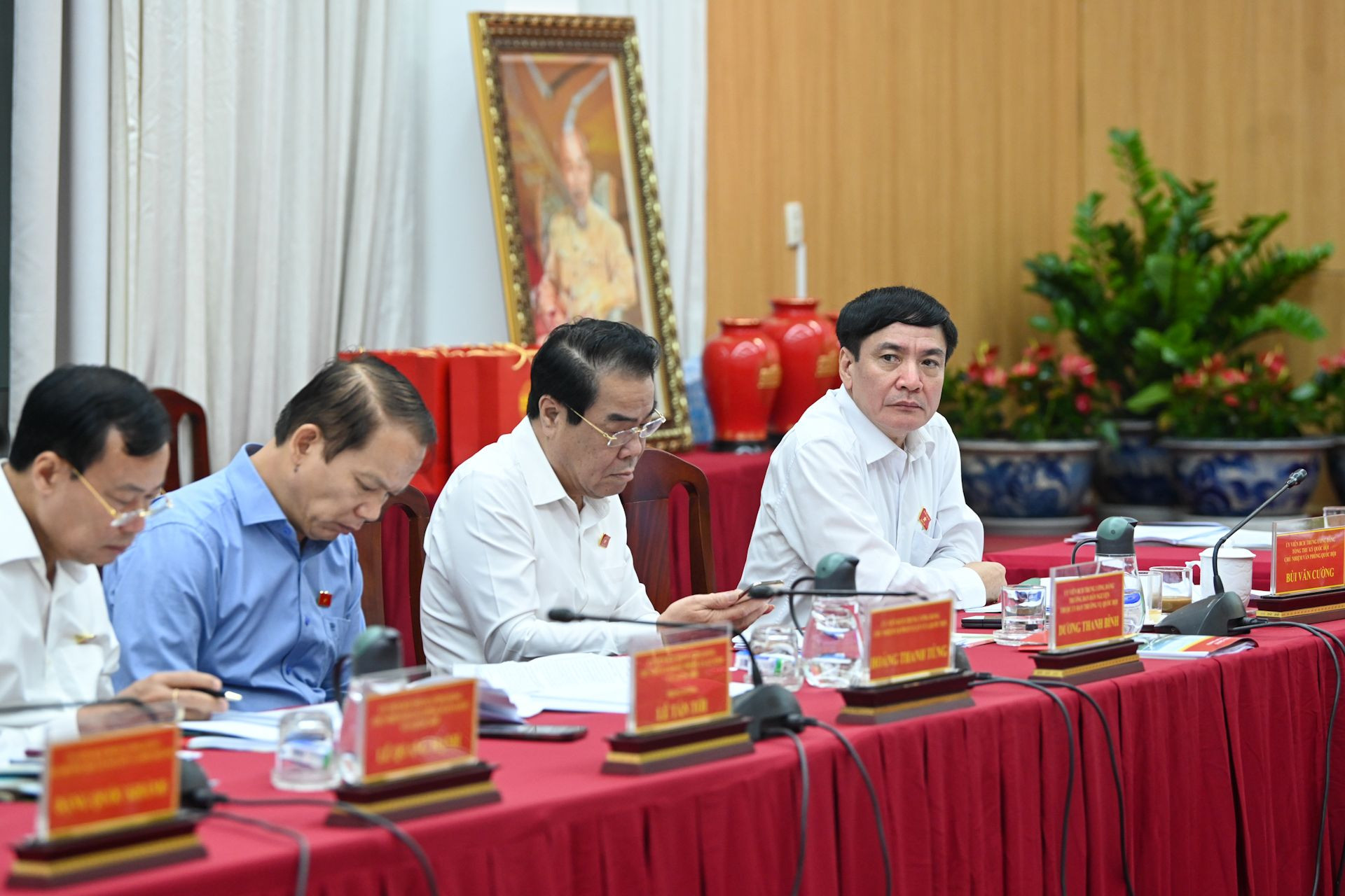 Các đại biểu trong đoàn công tác của Trung ương dự buổi làm việc.