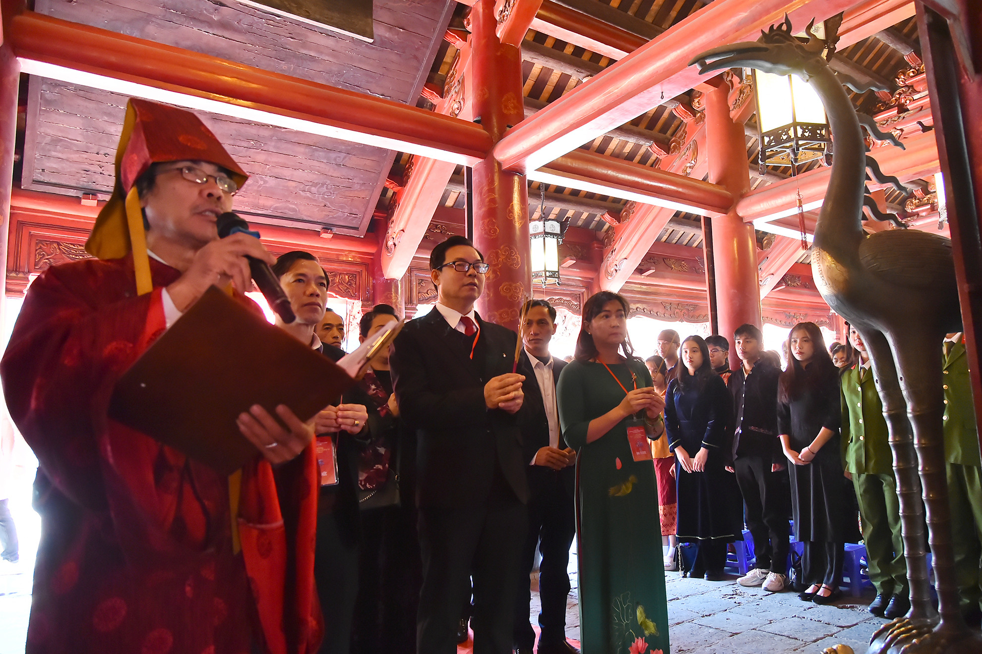 Các đại biểu và Đoàn thực hiện nghi lễ dâng hương tưởng nhớ các vị tiền nhân tại Khu di tích quốc gia đặc biệt Văn Miếu-Quốc Tử Giám trước khi ghi danh sổ vàng. Các đại biểu và Đoàn thực hiện nghi lễ dâng hương tưởng nhớ các vị tiền nhân tại Khu di tích quốc gia đặc biệt Văn Miếu-Quốc Tử Giám trước khi ghi danh sổ vàng.