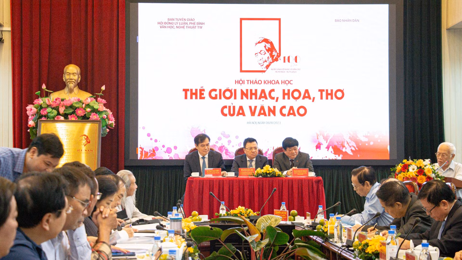 Đồng chí Lê Quốc Minh, Ủy viên Trung ương Đảng, Tổng Biên tập Báo Nhân Dân; Phó Giáo sư, Tiến sĩ, nhà văn Nguyễn Thế Kỷ và đồng chí Phan Xuân Thủy, Phó Trưởng Ban Tuyên giáo Trung ương chủ trì Hội thảo.