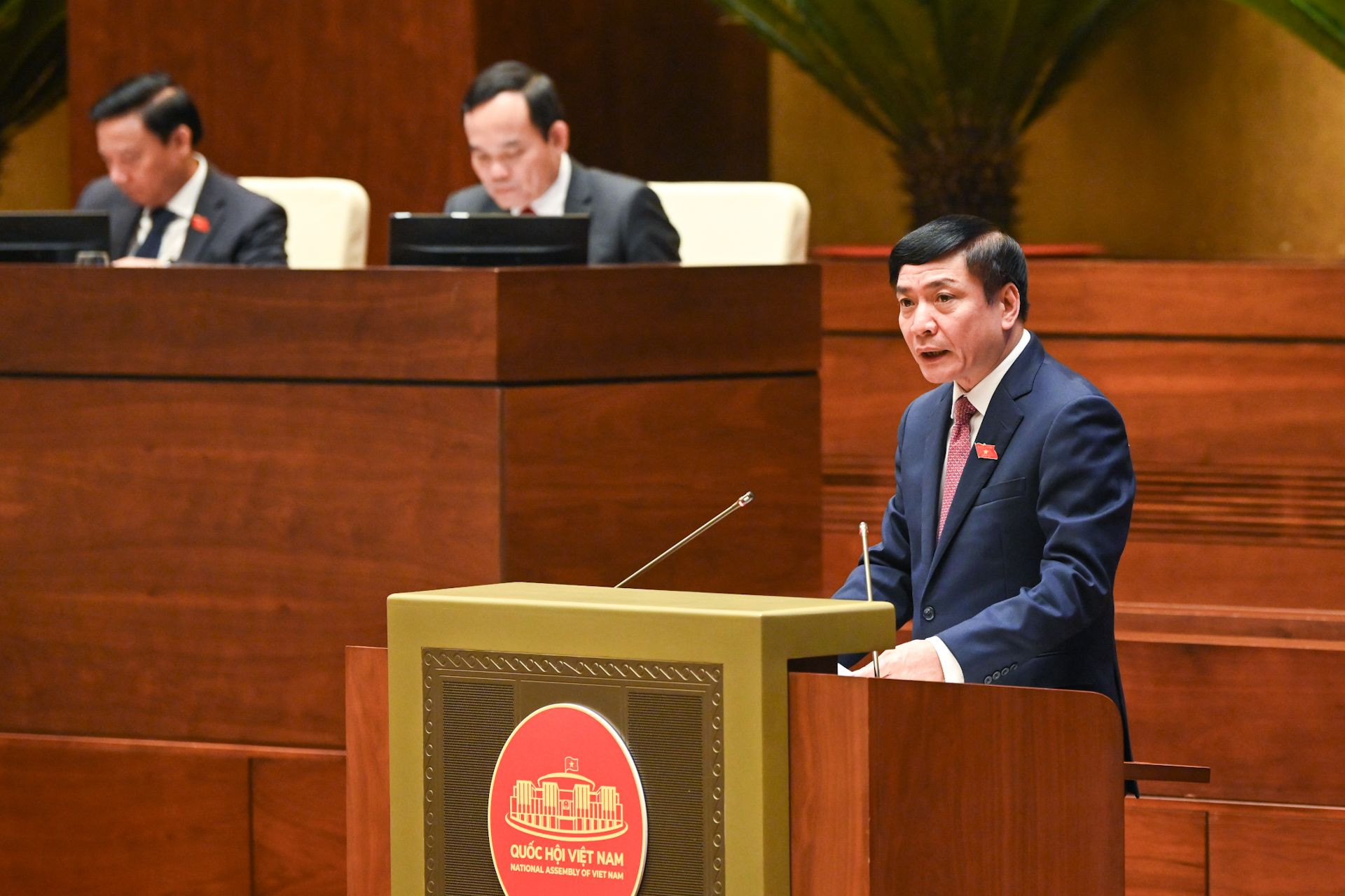 Tổng Thư ký, Chủ nhiệm Văn phòng Quốc hội Bùi Văn Cường trình bày Báo cáo tóm tắt đánh giá kết quả thực hiện hoạt động giám sát của Quốc hội năm 2023 và triển khai chương trình giám sát năm 2024.