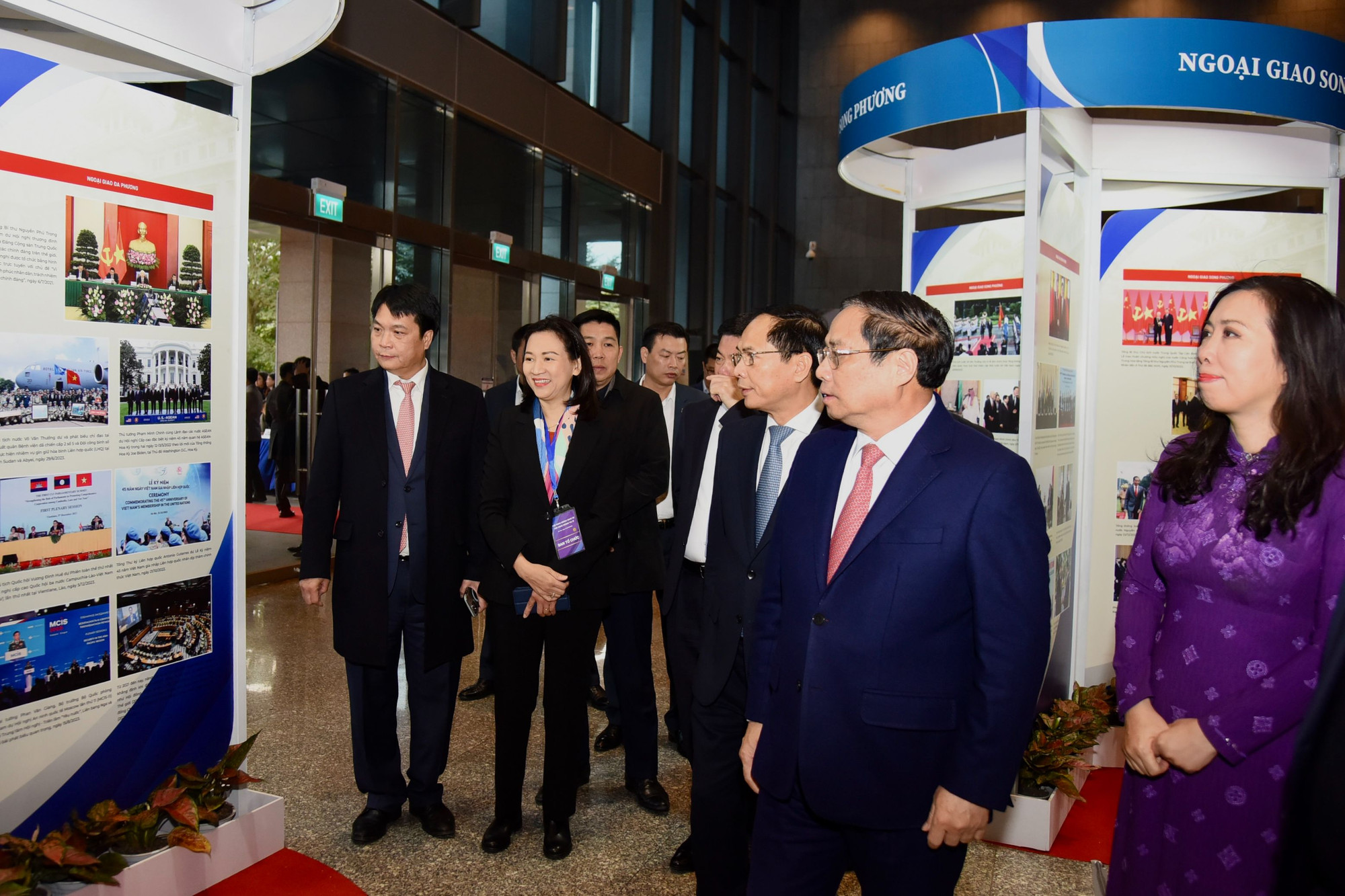 Thủ tướng tham quan triển lãm ảnh về hoạt động ngoại giao.